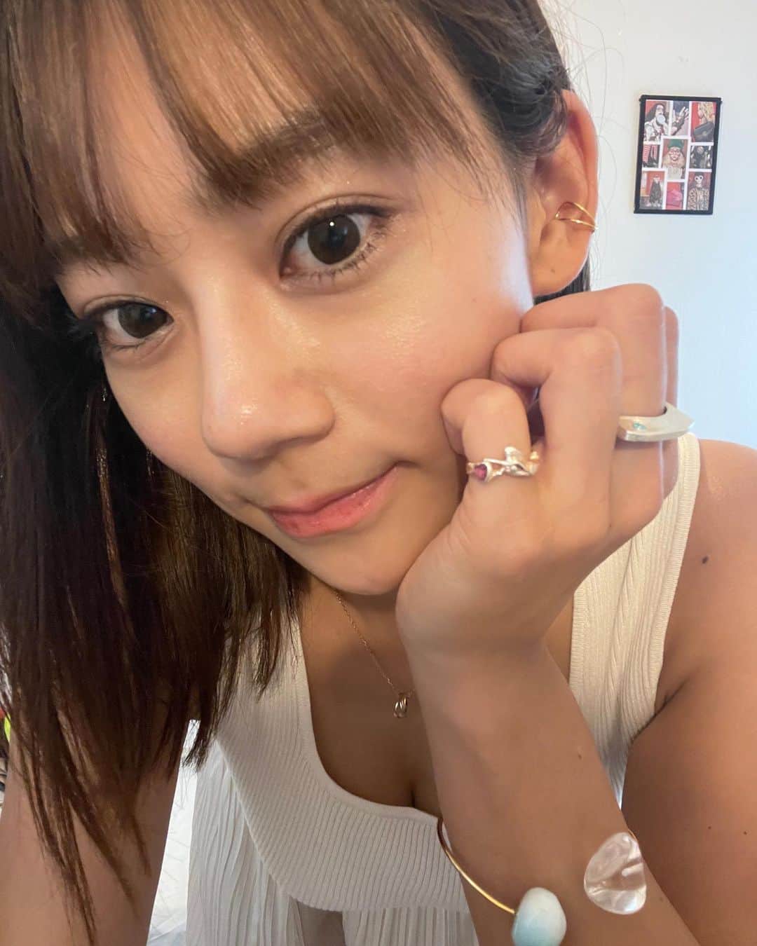 のインスタグラム：「🧜🏼‍♀️🐉🩵💎💍 may fav.  お気に入りたち。 1日ハッピーに過ごせすぎて、 ありがとうございました☀️ お花たちは癒しです緑も癒し 写真撮りたくて母のブレスレット借りました笑 きらきら」