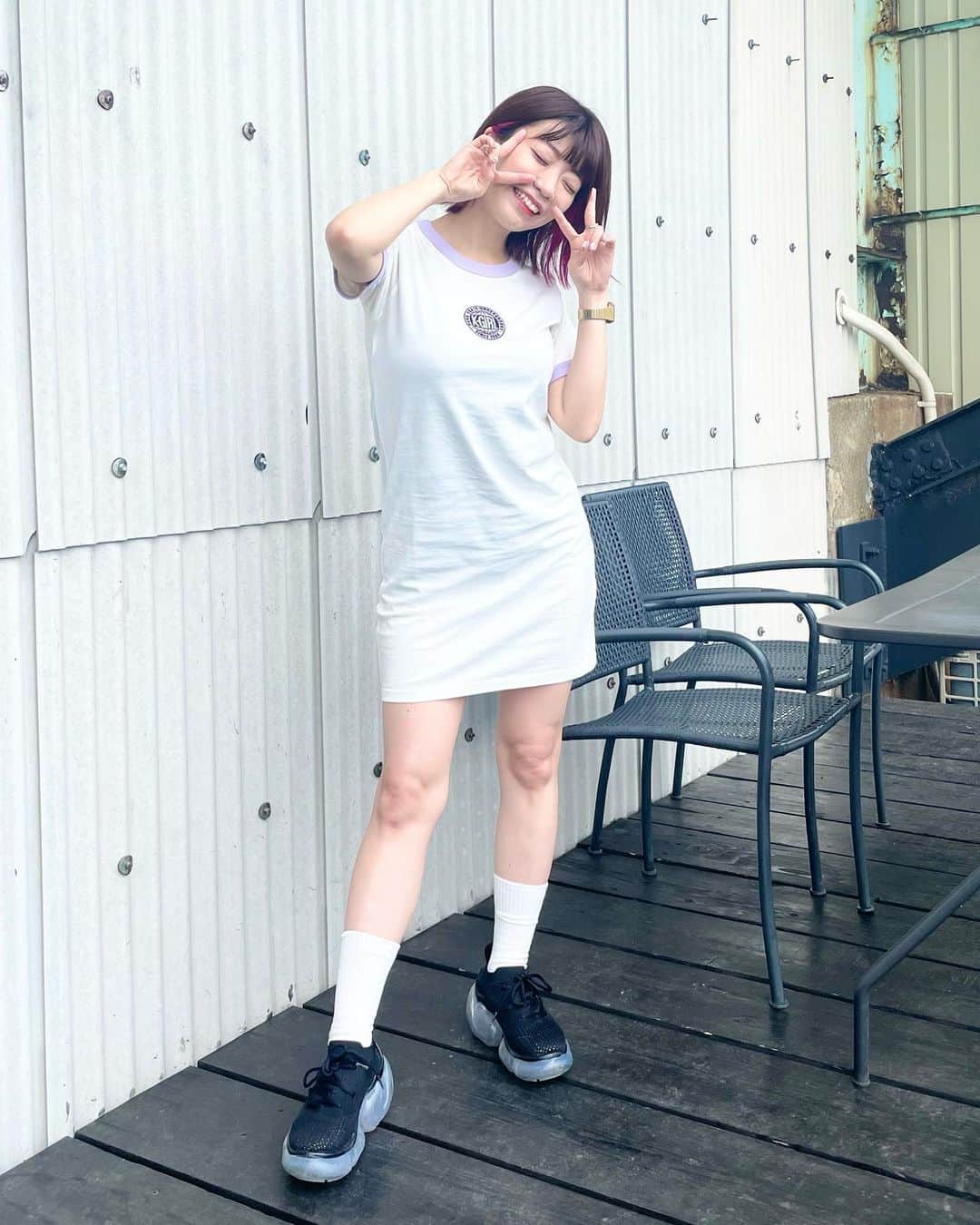 ぱいぱいでか美のインスタグラム：「まぶしーーーーとこで写真撮った😎 . 昨日のイベントMCは衣装が私服&丸一日だったので いかに楽屋で楽に過ごせるかも重要でした。笑 そういう意味でもTシャツワンピ大好き！ X-girlの今季かわいすぎます🤍 生地の柔らかさもとても好き☁️  昨日はTIF2023メインステージ争奪LIVE前哨戦MCで 1部2部共に4組ずつ出場 計8組のライブを観させて頂きましたが どのグループさんもとても素敵で ライブにかける想いが熱くて(ファンの皆さんも！) とてもグッッッッときた一日でした🥲 どうしても勝ち負けが分かれてしまうイベントだったんだけど 本当に全グループのライブが良くて アイドルっていいな、素敵だな、ってすごく初心にかえりました！ このチャンスの舞台に立てている時点でみんなすごいし 個性あって可愛いし、みんな最高でした、ほんとに。 そしてその上で勝つということはすごいことだと思います！ 更に決勝戦で1組にまで絞られるのが今から心苦しいとすら思うけど どのアイドルさんにとってもいい夏になればいいな！ まじで、しつこいようだけど、良すぎて 昨日出てたアイドルちゃん全員Twitterフォローしました。笑 . #TIF2023メインステージ争奪LIVE #xgirl #でか美私服 #でか美衣装 #でか美ちゃん」