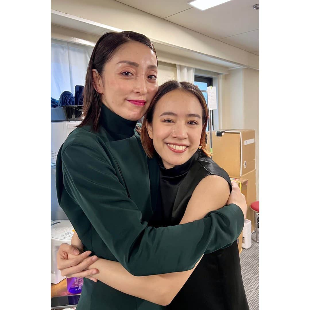 石橋静河さんのインスタグラム写真 - (石橋静河Instagram)「💜 舞台「エヴァンゲリオン・ビヨンド」  無事に大千穐楽を迎えることができました。 観に来てくれた皆さん、本当にありがとうございました🙏🏻  全員いないけど一緒に山を越えたみんなと、 大好きな今日子ねーさんと！」6月19日 20時33分 - shizuka_isbs