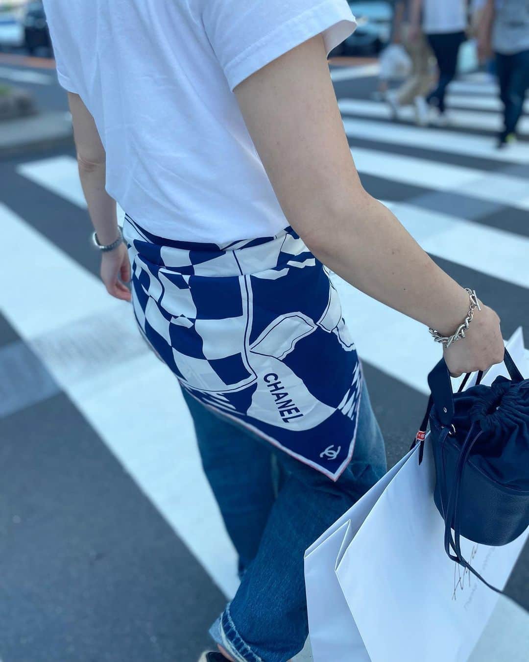 akiii031のインスタグラム：「@gypsohila.jpn  NAGOYA popupへ🚶‍♀️  お目当ての背中パッカンワンピースを無事にGET🫶🖤  tee/denim @balenciaga  bag @ayako_bag  scarf/sandals @chanelofficial」