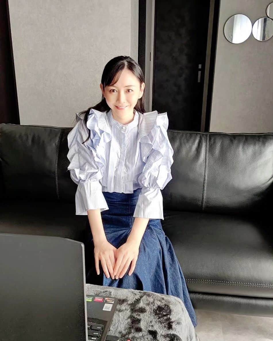杉原杏璃のインスタグラム：「ビタミンD足りてません。  最近は、自宅で動画撮影をしていたり、連載ものと出版ものの書き物をしたりで✏️あっつい日中はこもってます✋  そんな日々のせいか...この間、病院せビタミンDの数値が異常に足りていないと💦  なかなか見ることがない数値なのでサプリででも補った方がいいですよ！との事で  最近サプリ摂取の日々です  日光に当たらなさすぎるが原因みたいで💦  外はよく歩くんですが👣👣👣...  帽子にマスクに長袖なので肌が露出してる部分が少なすぎて紫外線を取り込めないんでしょうね  鉄分の数値も全然足りないし、、、  インドア派すぎなのかな、、、  早く標準値に戻したいですw  そして、先日  一本1万円くらいするお茶を🍵  会食で飲ませていただいたんですけど  ワインボトルかのような見た目ですがコレです🍾  美味しくてとっても香りが豊かでした♡   紅茶のようなフルーティーなお茶ばかりでオシャレ〜♫  お酒飲まないので記念の日とかに飲めたら贅沢な気分味わえるな〜✨  #杉原杏璃 #sugiharaanri #anrisugihara #Japanese#girl #グラビア#グラドル#glamor#gravure#hot#asian #家で #高級なお茶 #撮影」