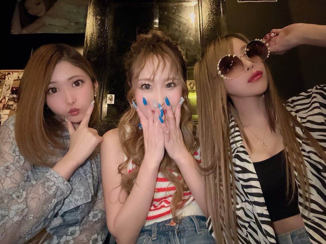 のインスタグラム：「サングラス似合う系女子に憧れる🕶 （人生で1度もサングラス似合ったことない）  #歌舞伎町 #キャバ嬢 #キャバクラ #美人茶屋 #美神絵梨華 #ショートカット #金髪 #ギャル #サングラス #顔小さいだけか  #2枚目のあかねの手きもくない？」