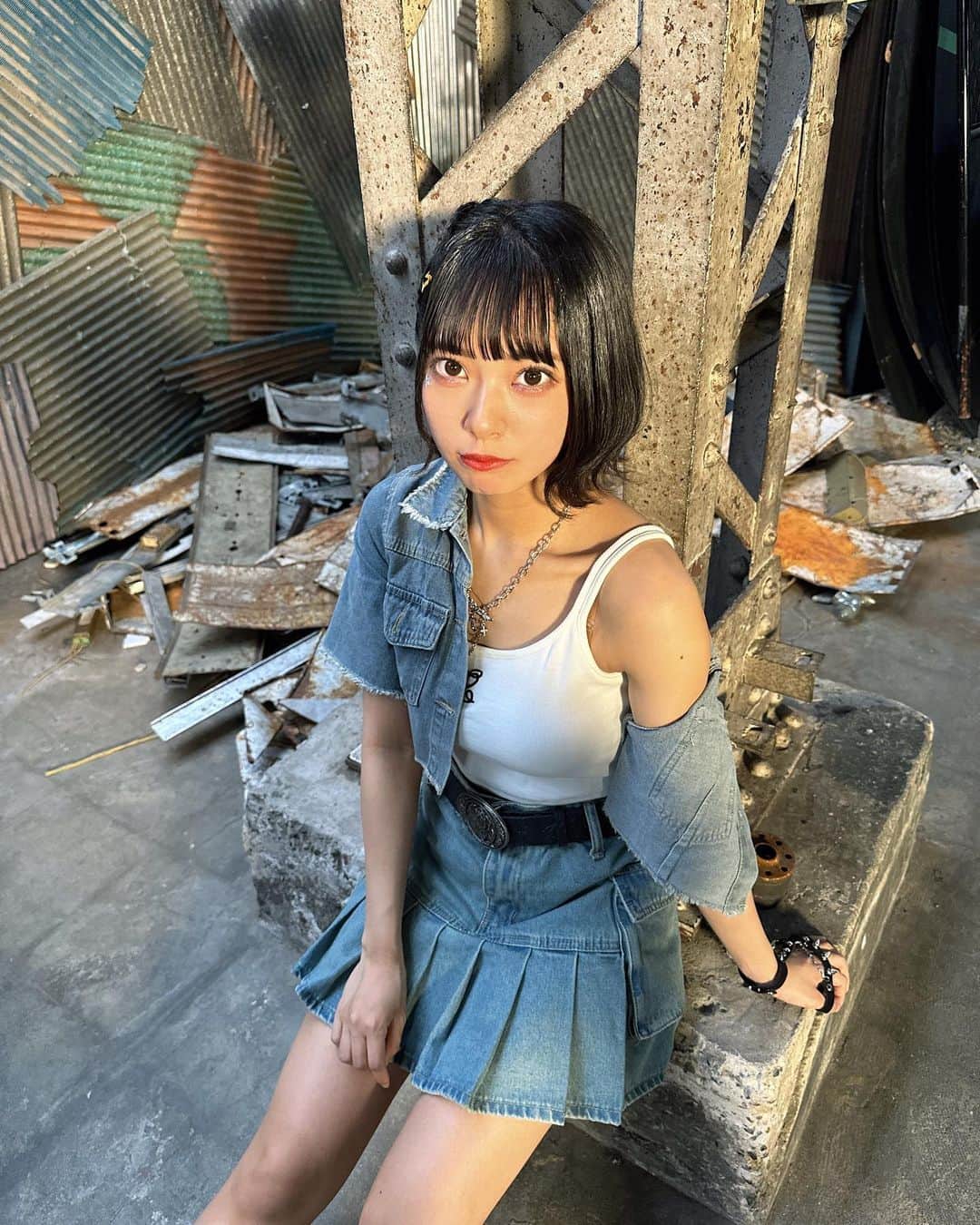 山田寿々のインスタグラム：「. ⁡ ⁡ ⁡ 今年の夏はキャミソールを活用したいと思ってます ⁡ ⁡ みんなはどんなお洋服がすき〜？💖 ⁡ キレイ系？カワイイ系？カッコイイ系？ ⁡ コメント欄でおしえてっ🥀 ⁡ ⁡ ⁡ #アイドル #アイドル衣装 #ootd #デニムコーデ #キャミソール #ボブ #ボブアレンジ #外ハネボブ #編み込みアレンジ」