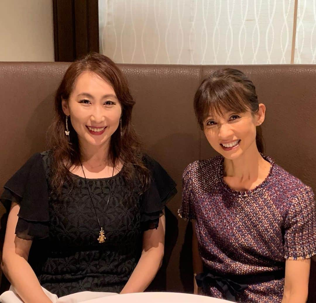 花田美恵子さんのインスタグラム写真 - (花田美恵子Instagram)「30年以上も前に...  私より数ヶ月あとの入社なのに💦 誰がみても私のほうが後輩に見えちゃう... 見た目も内面もお仕事っぷりも 当時から100点満点だった昌子ちゃんと  久しぶりに都内で会いました😍  昔からそうだったけど 相変わらず前向きで 何より明るくて💡 絶対にネガティブなことは言わなくて  私も見習おう！って思いました✨  #tokyolifestyle #lunch #goodbives  #素敵なお店 #ありがとう❤️」6月19日 20時39分 - hawaiimieko