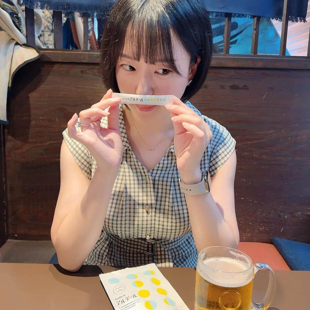 蒼井まやのインスタグラム：「. 毎日のようにお酒がぶ飲みしているので 身体のケアは結構気を付けていて 特に肝臓や代謝サポートをしてくれる サプリやドリンクは日々色々と飲んでるんだけど  最近試した「アルデール」が結構良かった！  日本人はアセドアルデヒドを分解する酵素が少ないんだってさ。 それを補ってくれるのがこのサプリらしい。  しかもその酵素だけじゃなくて 肝臓の解毒を助けるグルタチオン ビタミンもたくさん入っていて 日常の体のケアとしても良き👍✨  飲むタイミングは、 飲む前でも飲んでる最中でも飲んだ後でも いつでもOKだから気軽に飲める🙏 味はみかん味だからそのままでも美味しいよ😙🍊  @aldhr_official #アルデール #PR #ALDH2 #アルデヒド脱水素酵素 #アルコール分解 #二日酔い対策 #おすすめサプリ #のんでるアルデール」