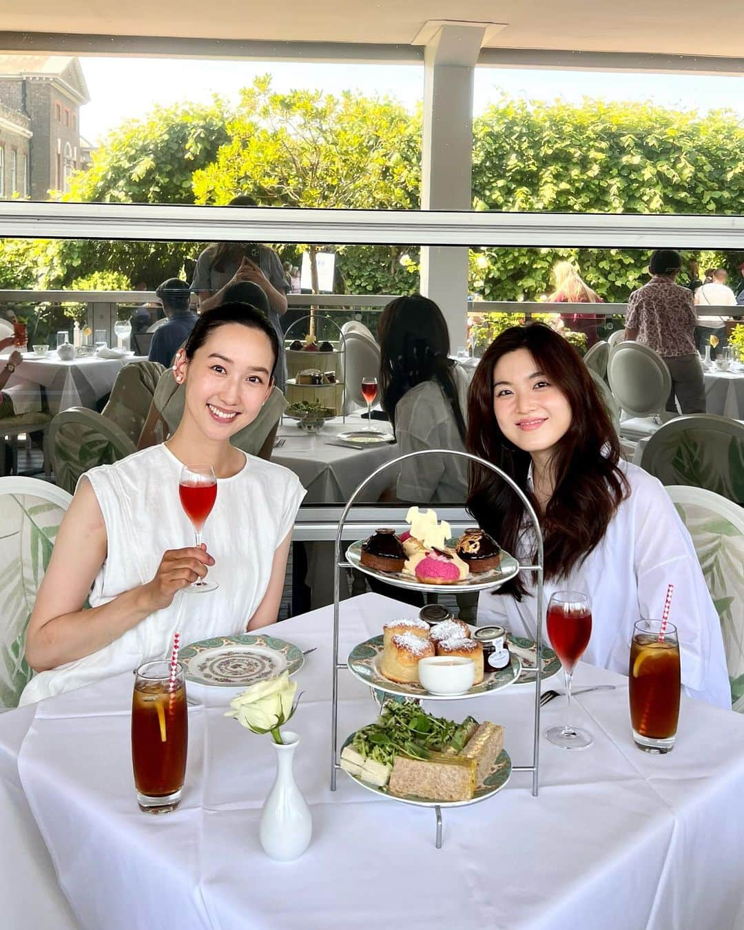 松原汐織のインスタグラム：「I had a lovely CROWN TO COUTURE Afternoon Tea with @rebeccayoon0808 at The Pavilion at Kensington Palace👑 It’s surrounded by beautiful gardens. Such a gorgeous afternoon tea. The last time I left London was our meeting time.  I have two pleasure things in London. One is giving birth to my daughter. Another one is having a friendship with her. I’ve never seen her like a charming person in my life. She’s my best friend. BFF❤️❤️❤️ ・ ・ 母に娘を見てもらって、Kensington Palaceへ！ CROWN TO COUTUREを観た後に、アフタヌーンティー。 卒乳後、初シャンパン🤭🥂(素晴らしい展覧会の内容はまた次回載せます♡)  我が家に来てもらうことが多いので、久しぶりに一緒に出かけられて楽しくって✨ 美しい庭園を眺めながら、話に花を咲かせました🥰  Rebeccaはこんなに素敵な人って出会ったことない！と思うほど、可愛くて知的で優しくてパーフェクトな人🫶🏻 親友と言えるほどの仲にまで友情を深めることができて、とても嬉しいです💕  ー #hydepark #kensingtonpalace #crowntocouture #afternoontea  #london #thisislondon #londonlife #mum #mumofagirl  #海外子育て #イギリス子育て #ロンドン子育て  #ハイドパーク #ケンジントン宮殿 #アフタヌーンティー  #ロンドン #ロンドン生活 #ロンドン在住  #shioriinlondon2023 ー」