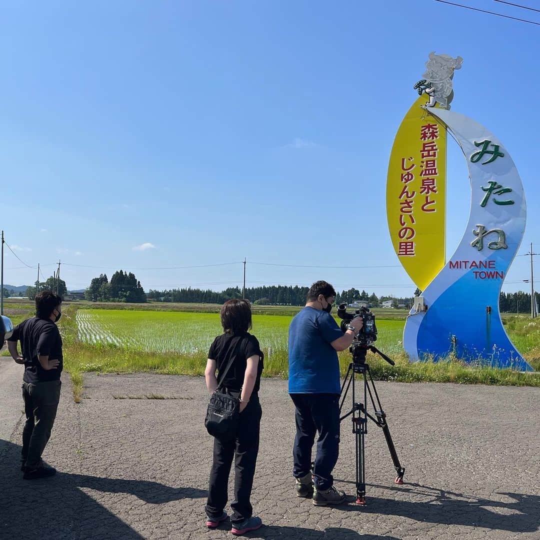 森井ユカさんのインスタグラム写真 - (森井ユカInstagram)「【TVです】 2023年6月20日（火）NHK総合『ニュースLIVE! ゆう5時』（17:00〜18:00）に生出演します。今回は秋田県北部のスーパーマーケットにおじゃまして、地元で愛されるご当地食のあれこれをご紹介！　今が旬のあの水草も摘みに行きました〜。出番はおそらく17時半前後ですが、諸事情で変更の際はご容赦を。よろしくお願いします。  I will appear on a TV show to introduce some of the delicious foods available in supermarkets in northern Akita Prefecture.  #秋田県 #ご当地スーパーマーケット #nhk #ゆう5時」6月19日 20時42分 - yukamorii