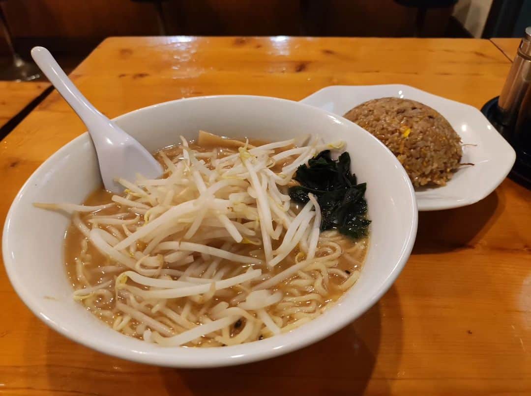 つけMen野郎のインスタグラム：「半チャンラーメン(味噌) 半チャンラーメンあかしや あかしやディナー。半チャンラーメン700円キセキのお値段。今夜は味噌で注文。スープはさらりとした粘度。チャーシュー要素はないけれど、もやし、メンマ、わかめのトッピング構成。チャーハンはしっとりとし、味しっかりで好きだなぁ。缶ビールにも良き相性。今度は塩焼きそばとチャーハンしよう。」