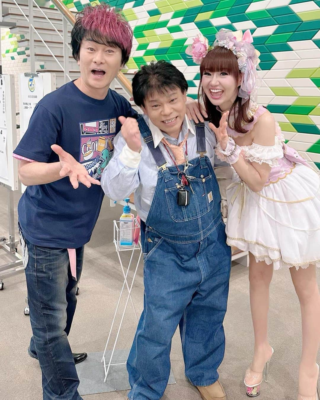 さゆりさんのインスタグラム写真 - (さゆりInstagram)「大好きな兄さ〜ん🤣🤣🤣🎶  #ジミー大西 兄さんですぼよ😍 #歩く伝説製造マシーン🤣 #かつみさんとは同じ太平一門💖 #お弟子さん時代からのお付き合い😆 #高校時代 #サインが覚えられず野球部首になった兄さん🤣 #スペインで住んではると思ったらずっと八尾にいはった兄さん🤣 #そんなお兄さんの展覧会が始まってますの巻〜🤣 #兄さんの世界観がいっぱいおっぱいぼよ😆 #さゆりの大好きな兄さんです😍 #かつみさゆり　 #さゆり　#53yearsold  #ジミー大西  #ジミー大西画業30年記念作品展  #うめだ阪急ギャラリー 9階」6月19日 20時44分 - katsumisayuri_sayuri