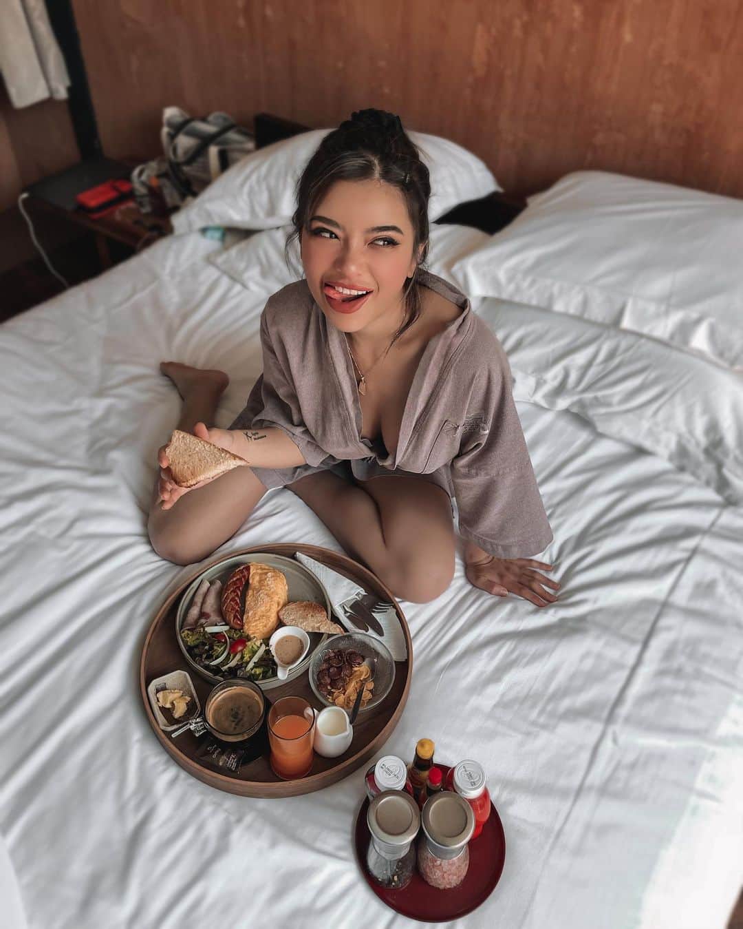 VIENNAのインスタグラム：「Hungry morning😈」