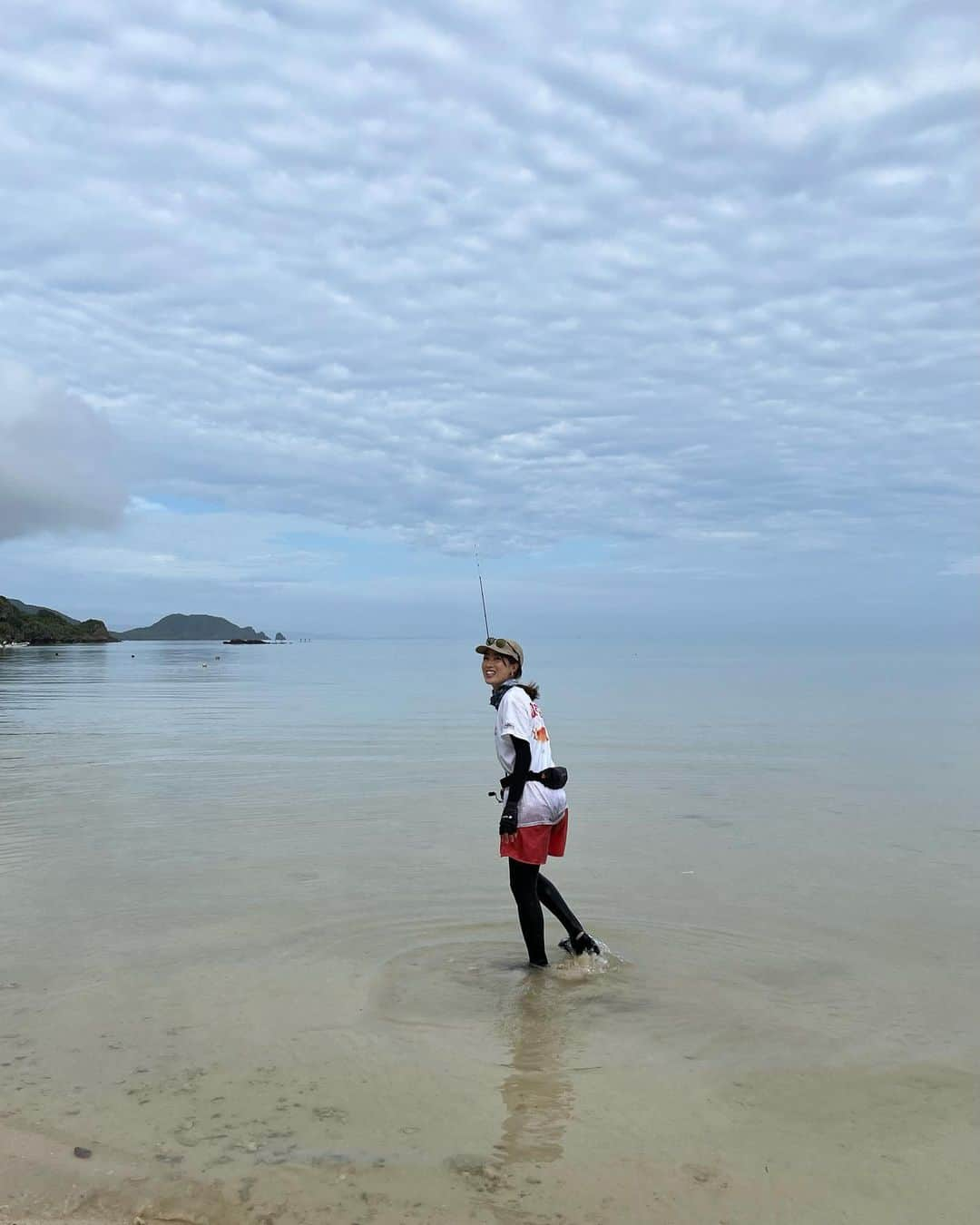 岡田万里奈さんのインスタグラム写真 - (岡田万里奈Instagram)「. . . . どこまでも遠浅の海。綺麗だった〜♡ . ヘドロにハマって 下半身泥だらけになったので 沖まで行って洗おうと思ったけど、 想像以上に浅くて洗えなかった。笑 . . . #川平 #川平湾 #沖縄旅行  #石垣島 #石垣島旅行 #石垣島観光  #釣り女子 #釣りガール #釣りスタグラム  #fishing #fishinglife #fishingtrip  #fishingtime #ladyangler #catchandrelease」6月19日 20時47分 - lovendor_okamari