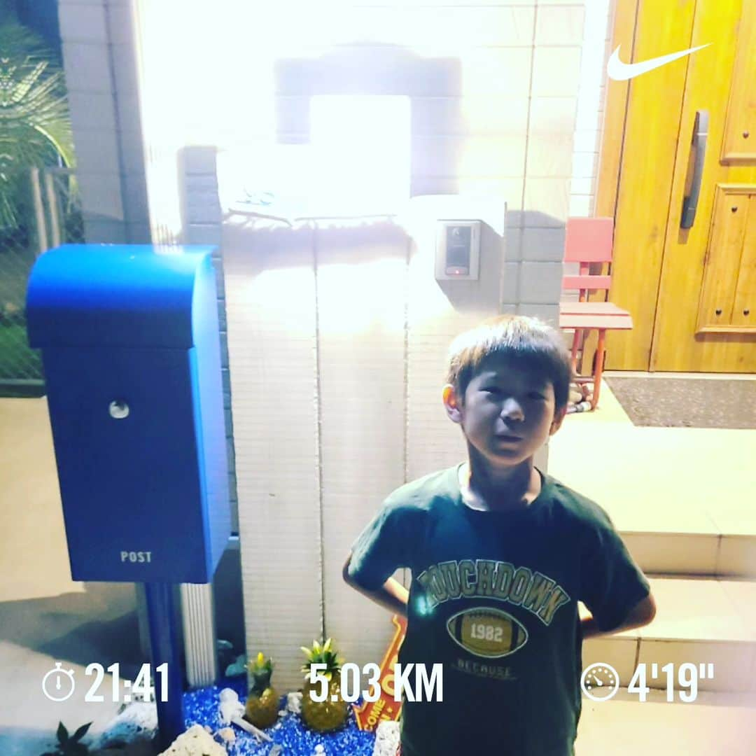 三田尚央のインスタグラム：「夜ラン‼️‼️(5kmラン+2km娘とデートジョグで計7km😁✨✨)  扁桃腺になって40度熱でてからやっとラン出来る体調に戻ってきた(^^)✌️ 約１週間ぶりのランは中々キツかったけど、良いトレーニングになった‼️ さすがに月間目標厳しくなったけど、頑張っていきます‼️  32歳目標達成目指して頑張ります☀️ 積み重ね大事❗ 継続あるのみ(^^) 健康一番❕  息子との一コマ‼️  日々成長❕ 日々挑戦❕ 日々感謝❕  #ランニング #目指せフルマラソン #日々成長 #日々挑戦 #日々感謝 #息子 #娘 #家族 #32歳 #instagram  #目標 #筋トレ #ダイエット #ストレッチ #トレーニング #メンタル #NIKE #ラン #夜ラン #フルマラソン #ハーフマラソン #頑張ります #笑顔 #ビール #サッカー #7kmラン #気持ち良し #蒸し暑い #6月 #扁桃腺」