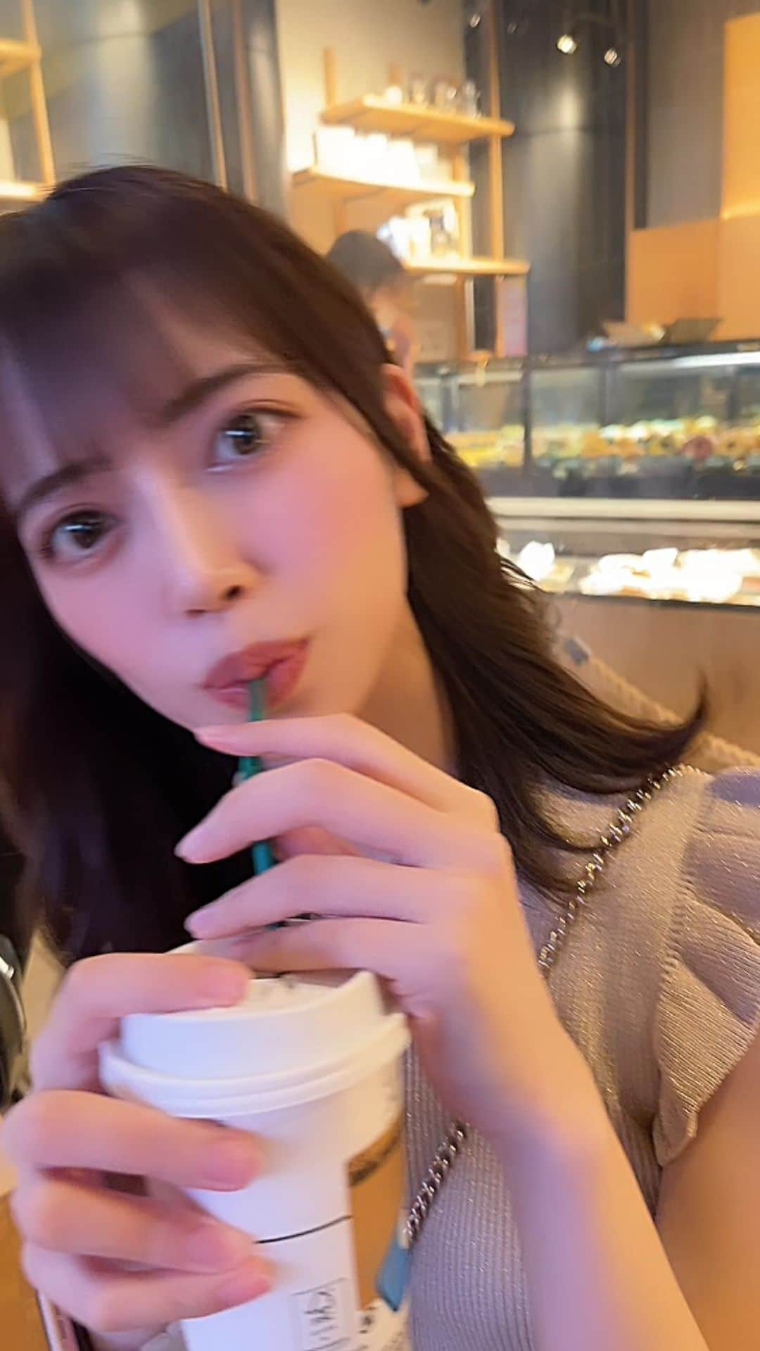のインスタグラム：「.  あいらぶゆーだよ🤍  . . . . . #fyp #fypシ #reels #followplease #彼女感 #アイドル」