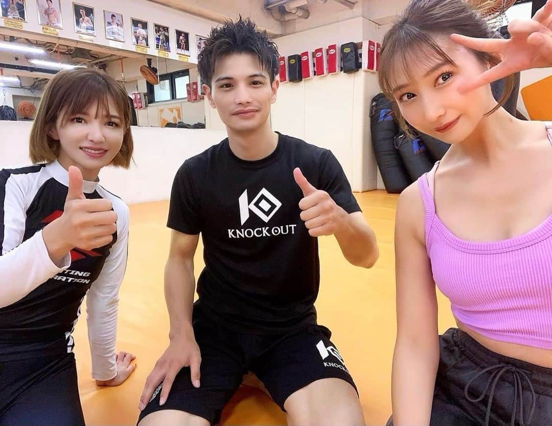 青木まりなのインスタグラム：「🧡 🔥 💜  今日は、念願の あきぴさんと一緒にトレーニング🏋🏻🏋🏻 　 　 クロスポイント吉祥寺で栗秋選手に パーソナルしてもらったよ🥊🔥 @crosspoint_kichijoji      いつも通りハードで 今日もへとへとです🫠🫠🫠 　  あきぴさんのパワフルさと速さに 私ももっと頑張らなきゃって思った🥹  　  動画も撮ったので RIZINガールのYouTubeチャンネルの 更新も楽しみにしててください🌈♡♡♡  　  　 #キックボクシング #kickboxing #RIZIN #RIZINガール #RIZINガール2022         　　　 　           . . .       #ラウンドガール #ringgirl #筋トレ女子 #筋トレ #トレーニング #ダイエット #training #diet #グラビア #グラビアアイドル #グラドル #ビジョビ #bijobi #gravure #guravureidol #偶像 #性感 #清秀 #性感」