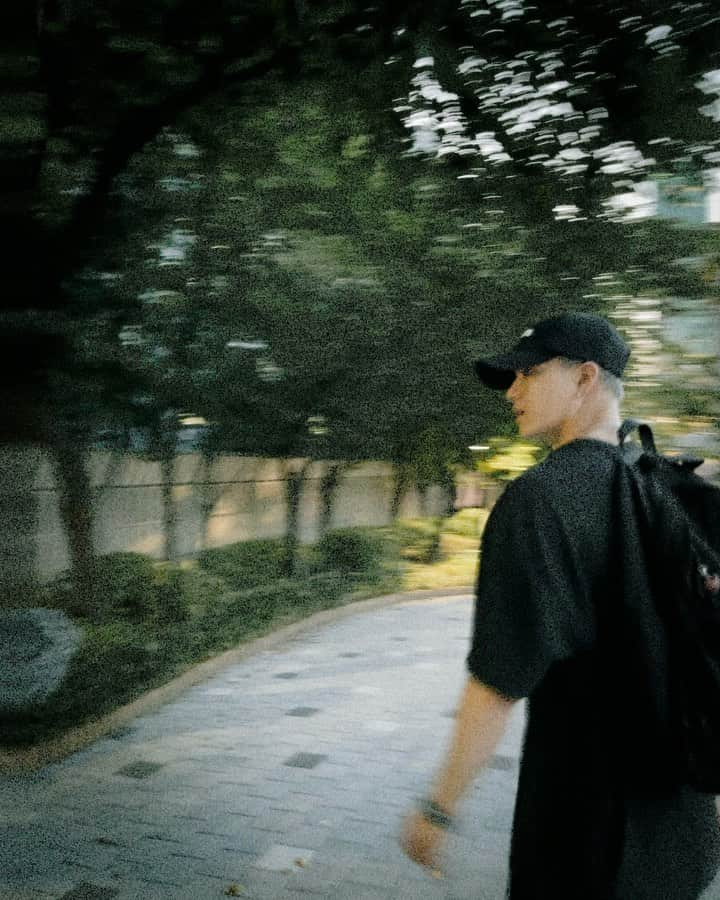 プニエル のインスタグラム：「These days I tell my friends I’ll meet with them under 2 conditions  1. walk around with me after we eat since I can’t sit down for a long time.   2. they take pictures for me 😂  요새 친구들 만나는 2가지 조건.   1. 오래 못 앉아있으니까 밥 먹고 나서 나랑 산책 하기.   2. 나 사진 찍어주기 😂」