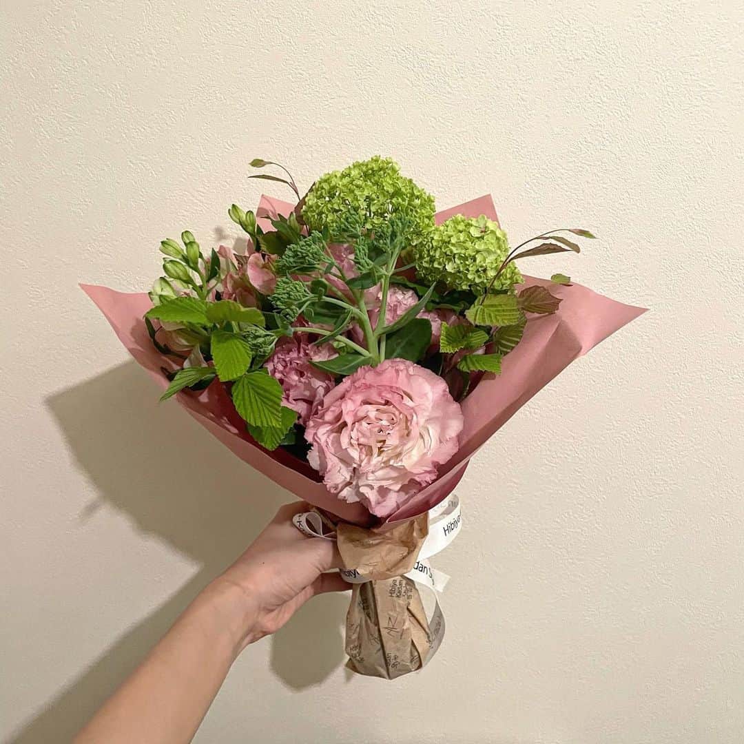 杉浦みずきのインスタグラム：「時差だけど、笑 みれいちゃんにもらったお花💐 めちゃくちゃ可愛い🥹  四つも年下だけど、大リスペクトしている自慢の後輩、というか友達😂 最近めっちゃ一緒にいる😂 年齢差とか関係ないんだなーと思わせてくれる、とっても居心地よくて頼りになる大好きな人です💗 突然の惚気笑笑  @_mint_738」