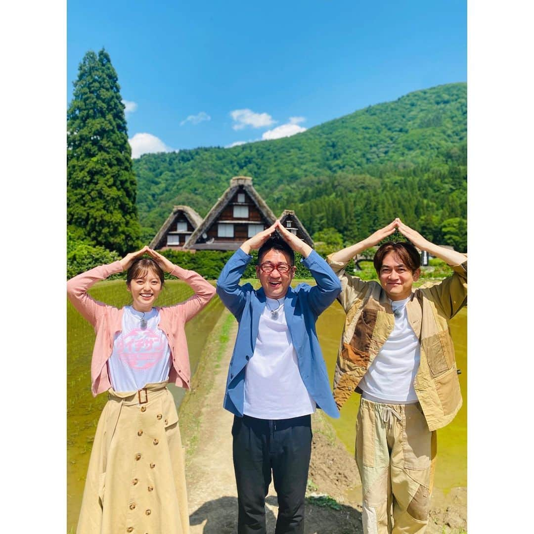 森夏美のインスタグラム：「. 三つ子の合掌造りとなすなかにしさん☺️  瑞々しい緑の自然に包まれた合掌造りの風景は、 この時期ならでは🌿 冬のイメージがある方も多いと思いますが、 初夏もおすすめなんですよ〜〜  #岐阜県 #白川郷 #世界遺産 #合掌造り #東海テレビ #アナウンサー #森夏美」