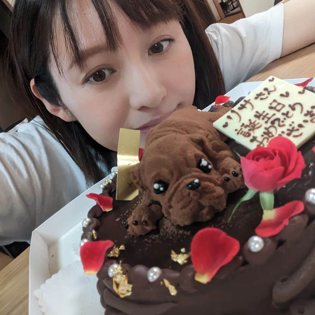 岩野理沙さんのインスタグラム写真 - (岩野理沙Instagram)「お誕生日に かわいすぎる ケーキもらったの🥺❤️  @patisserie_kanata   もはや芸術👏❤️❤️  濃厚なチョコが たまらなく美味しすぎた🤤  肉球も可愛い🐕❤️  ほんわかだった日☺️  #ケーキ　#パティスリーカナタ 　#犬　#美味しすぎた　#ケーキ屋　#大分スイーツ　#チョコレート　#肉球　#大分市　#産休ライフ」6月19日 20時57分 - risaiwano