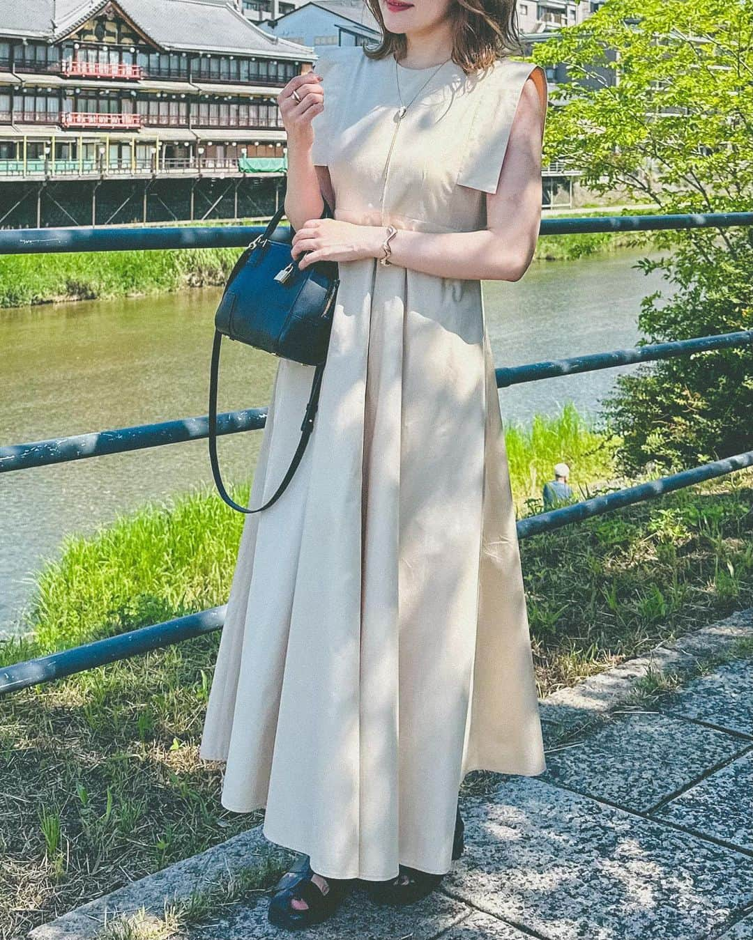 かほこ。さんのインスタグラム写真 - (かほこ。Instagram)「ㅤㅤㅤㅤㅤㅤㅤㅤㅤㅤㅤㅤㅤ ㅤㅤㅤㅤㅤㅤㅤㅤㅤㅤㅤㅤㅤ dress : #clane bag : #loewe necklace : #beautyandyouth sandals : #adametrope ㅤㅤㅤㅤㅤㅤㅤㅤㅤㅤㅤㅤㅤ 一目惚れしたワンピース♡ ベージュと黒と永遠悩んで、黒のロングに金髪は強すぎるかなあとベージュにしたけど、あまりにも可愛くて結局黒も購入しました🫰🏻🖤 ㅤㅤㅤㅤㅤㅤㅤㅤㅤㅤㅤㅤㅤ わたしは二の腕がとにかくたくましいのだけど💪🏻 このスクエアスリーブが気になる二の腕をカバーしてくれるので最高すぎる❤️‍🔥 ㅤㅤㅤㅤㅤㅤㅤㅤㅤㅤㅤㅤㅤ たぶん1個前に投稿したリールの方が動きとかわかりやすいかな？とは思いますが、たくさん撮ってもらったので写真も📸 ㅤㅤㅤㅤㅤㅤㅤㅤㅤㅤㅤㅤㅤ やっぱり可愛いお洋服着ると気分が上がるし、お洋服に携わる仕事がしたい！という気持ちが日に日に強まってます❣️ ㅤㅤㅤㅤㅤㅤㅤㅤㅤㅤㅤㅤㅤ #kaho_fashion」6月19日 21時06分 - xxokohakxx