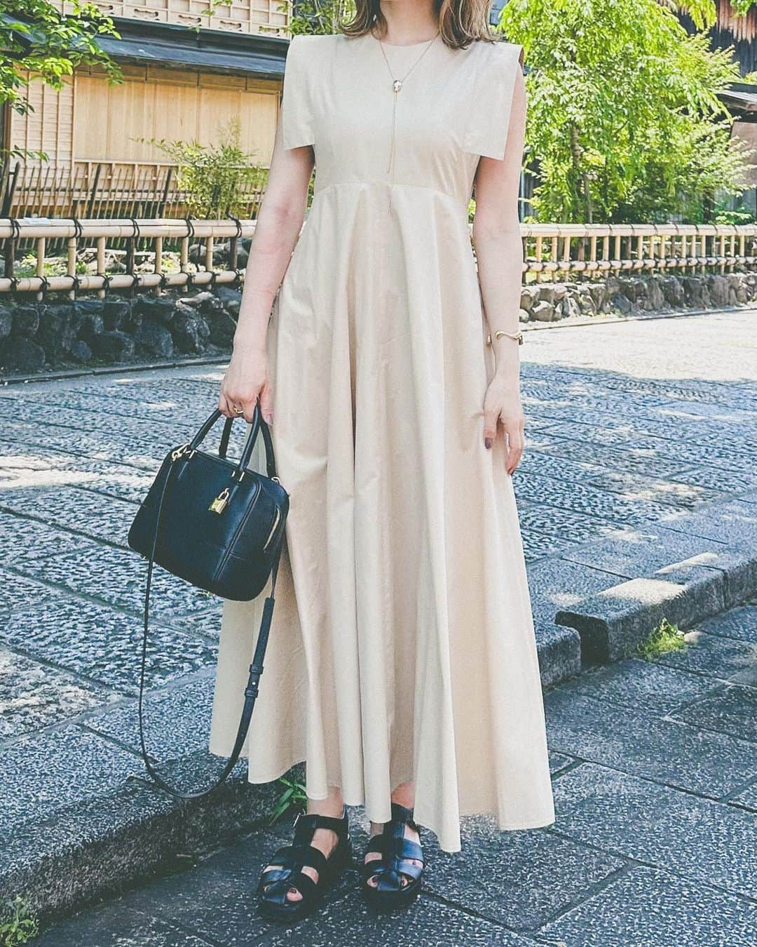 かほこ。さんのインスタグラム写真 - (かほこ。Instagram)「ㅤㅤㅤㅤㅤㅤㅤㅤㅤㅤㅤㅤㅤ ㅤㅤㅤㅤㅤㅤㅤㅤㅤㅤㅤㅤㅤ dress : #clane bag : #loewe necklace : #beautyandyouth sandals : #adametrope ㅤㅤㅤㅤㅤㅤㅤㅤㅤㅤㅤㅤㅤ 一目惚れしたワンピース♡ ベージュと黒と永遠悩んで、黒のロングに金髪は強すぎるかなあとベージュにしたけど、あまりにも可愛くて結局黒も購入しました🫰🏻🖤 ㅤㅤㅤㅤㅤㅤㅤㅤㅤㅤㅤㅤㅤ わたしは二の腕がとにかくたくましいのだけど💪🏻 このスクエアスリーブが気になる二の腕をカバーしてくれるので最高すぎる❤️‍🔥 ㅤㅤㅤㅤㅤㅤㅤㅤㅤㅤㅤㅤㅤ たぶん1個前に投稿したリールの方が動きとかわかりやすいかな？とは思いますが、たくさん撮ってもらったので写真も📸 ㅤㅤㅤㅤㅤㅤㅤㅤㅤㅤㅤㅤㅤ やっぱり可愛いお洋服着ると気分が上がるし、お洋服に携わる仕事がしたい！という気持ちが日に日に強まってます❣️ ㅤㅤㅤㅤㅤㅤㅤㅤㅤㅤㅤㅤㅤ #kaho_fashion」6月19日 21時06分 - xxokohakxx