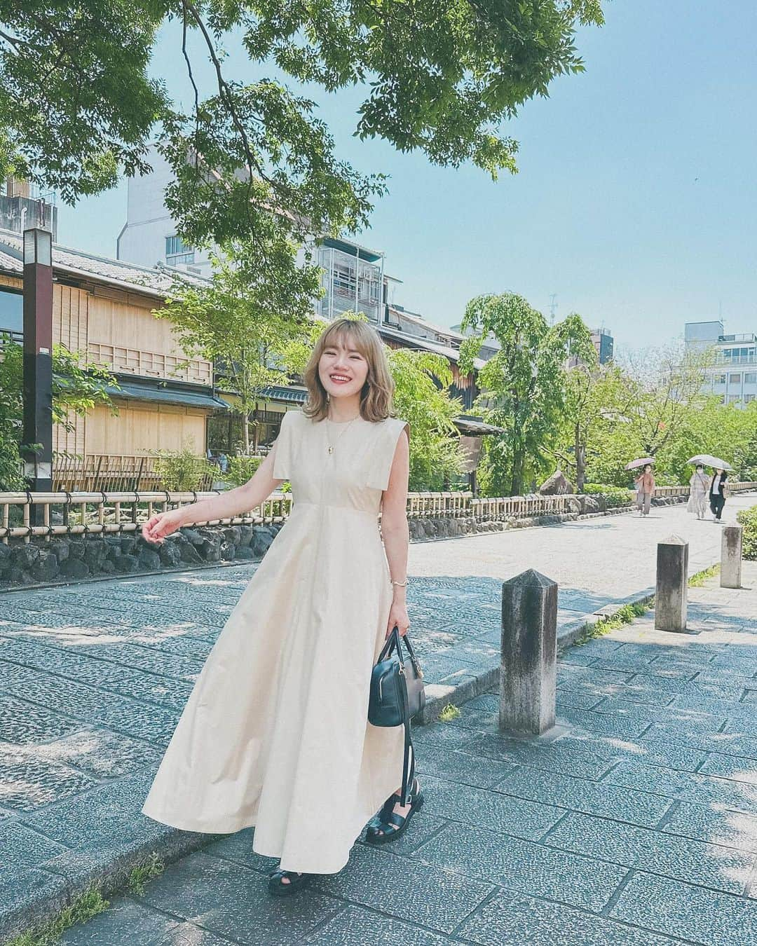 かほこ。さんのインスタグラム写真 - (かほこ。Instagram)「ㅤㅤㅤㅤㅤㅤㅤㅤㅤㅤㅤㅤㅤ ㅤㅤㅤㅤㅤㅤㅤㅤㅤㅤㅤㅤㅤ dress : #clane bag : #loewe necklace : #beautyandyouth sandals : #adametrope ㅤㅤㅤㅤㅤㅤㅤㅤㅤㅤㅤㅤㅤ 一目惚れしたワンピース♡ ベージュと黒と永遠悩んで、黒のロングに金髪は強すぎるかなあとベージュにしたけど、あまりにも可愛くて結局黒も購入しました🫰🏻🖤 ㅤㅤㅤㅤㅤㅤㅤㅤㅤㅤㅤㅤㅤ わたしは二の腕がとにかくたくましいのだけど💪🏻 このスクエアスリーブが気になる二の腕をカバーしてくれるので最高すぎる❤️‍🔥 ㅤㅤㅤㅤㅤㅤㅤㅤㅤㅤㅤㅤㅤ たぶん1個前に投稿したリールの方が動きとかわかりやすいかな？とは思いますが、たくさん撮ってもらったので写真も📸 ㅤㅤㅤㅤㅤㅤㅤㅤㅤㅤㅤㅤㅤ やっぱり可愛いお洋服着ると気分が上がるし、お洋服に携わる仕事がしたい！という気持ちが日に日に強まってます❣️ ㅤㅤㅤㅤㅤㅤㅤㅤㅤㅤㅤㅤㅤ #kaho_fashion」6月19日 21時06分 - xxokohakxx