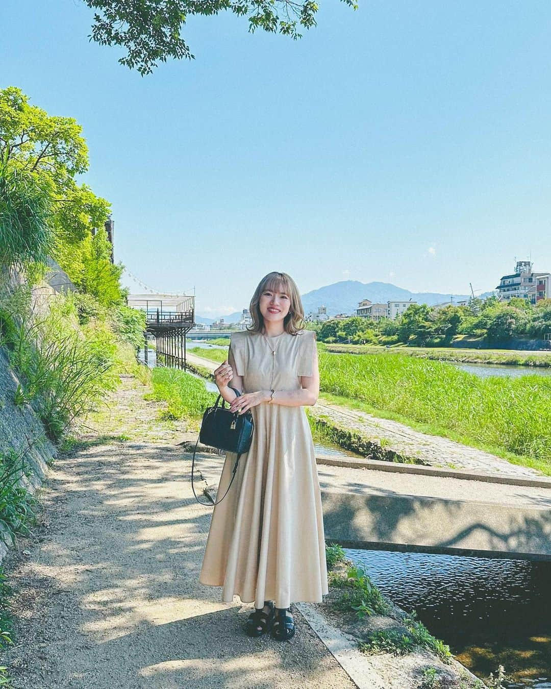 かほこ。さんのインスタグラム写真 - (かほこ。Instagram)「ㅤㅤㅤㅤㅤㅤㅤㅤㅤㅤㅤㅤㅤ ㅤㅤㅤㅤㅤㅤㅤㅤㅤㅤㅤㅤㅤ dress : #clane bag : #loewe necklace : #beautyandyouth sandals : #adametrope ㅤㅤㅤㅤㅤㅤㅤㅤㅤㅤㅤㅤㅤ 一目惚れしたワンピース♡ ベージュと黒と永遠悩んで、黒のロングに金髪は強すぎるかなあとベージュにしたけど、あまりにも可愛くて結局黒も購入しました🫰🏻🖤 ㅤㅤㅤㅤㅤㅤㅤㅤㅤㅤㅤㅤㅤ わたしは二の腕がとにかくたくましいのだけど💪🏻 このスクエアスリーブが気になる二の腕をカバーしてくれるので最高すぎる❤️‍🔥 ㅤㅤㅤㅤㅤㅤㅤㅤㅤㅤㅤㅤㅤ たぶん1個前に投稿したリールの方が動きとかわかりやすいかな？とは思いますが、たくさん撮ってもらったので写真も📸 ㅤㅤㅤㅤㅤㅤㅤㅤㅤㅤㅤㅤㅤ やっぱり可愛いお洋服着ると気分が上がるし、お洋服に携わる仕事がしたい！という気持ちが日に日に強まってます❣️ ㅤㅤㅤㅤㅤㅤㅤㅤㅤㅤㅤㅤㅤ #kaho_fashion」6月19日 21時06分 - xxokohakxx