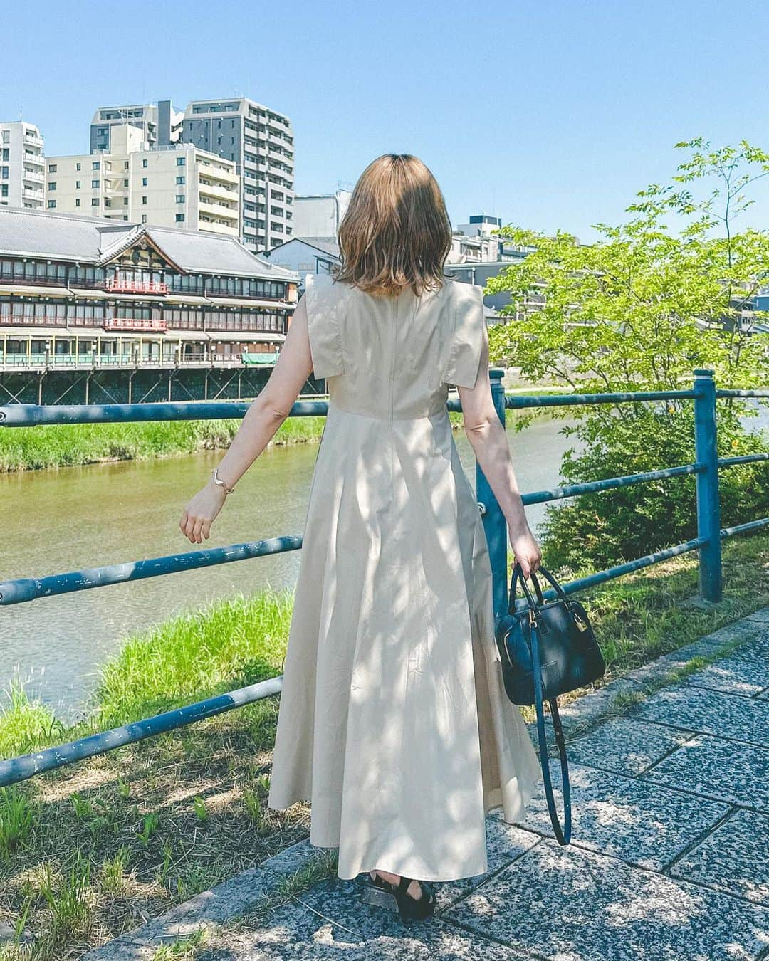 かほこ。さんのインスタグラム写真 - (かほこ。Instagram)「ㅤㅤㅤㅤㅤㅤㅤㅤㅤㅤㅤㅤㅤ ㅤㅤㅤㅤㅤㅤㅤㅤㅤㅤㅤㅤㅤ dress : #clane bag : #loewe necklace : #beautyandyouth sandals : #adametrope ㅤㅤㅤㅤㅤㅤㅤㅤㅤㅤㅤㅤㅤ 一目惚れしたワンピース♡ ベージュと黒と永遠悩んで、黒のロングに金髪は強すぎるかなあとベージュにしたけど、あまりにも可愛くて結局黒も購入しました🫰🏻🖤 ㅤㅤㅤㅤㅤㅤㅤㅤㅤㅤㅤㅤㅤ わたしは二の腕がとにかくたくましいのだけど💪🏻 このスクエアスリーブが気になる二の腕をカバーしてくれるので最高すぎる❤️‍🔥 ㅤㅤㅤㅤㅤㅤㅤㅤㅤㅤㅤㅤㅤ たぶん1個前に投稿したリールの方が動きとかわかりやすいかな？とは思いますが、たくさん撮ってもらったので写真も📸 ㅤㅤㅤㅤㅤㅤㅤㅤㅤㅤㅤㅤㅤ やっぱり可愛いお洋服着ると気分が上がるし、お洋服に携わる仕事がしたい！という気持ちが日に日に強まってます❣️ ㅤㅤㅤㅤㅤㅤㅤㅤㅤㅤㅤㅤㅤ #kaho_fashion」6月19日 21時06分 - xxokohakxx