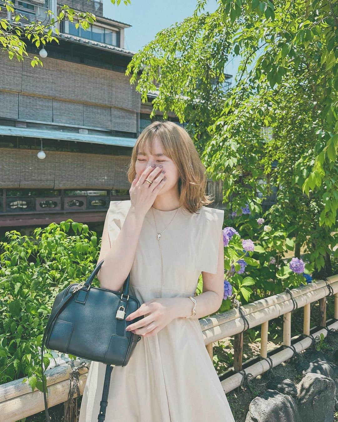 かほこ。さんのインスタグラム写真 - (かほこ。Instagram)「ㅤㅤㅤㅤㅤㅤㅤㅤㅤㅤㅤㅤㅤ ㅤㅤㅤㅤㅤㅤㅤㅤㅤㅤㅤㅤㅤ dress : #clane bag : #loewe necklace : #beautyandyouth sandals : #adametrope ㅤㅤㅤㅤㅤㅤㅤㅤㅤㅤㅤㅤㅤ 一目惚れしたワンピース♡ ベージュと黒と永遠悩んで、黒のロングに金髪は強すぎるかなあとベージュにしたけど、あまりにも可愛くて結局黒も購入しました🫰🏻🖤 ㅤㅤㅤㅤㅤㅤㅤㅤㅤㅤㅤㅤㅤ わたしは二の腕がとにかくたくましいのだけど💪🏻 このスクエアスリーブが気になる二の腕をカバーしてくれるので最高すぎる❤️‍🔥 ㅤㅤㅤㅤㅤㅤㅤㅤㅤㅤㅤㅤㅤ たぶん1個前に投稿したリールの方が動きとかわかりやすいかな？とは思いますが、たくさん撮ってもらったので写真も📸 ㅤㅤㅤㅤㅤㅤㅤㅤㅤㅤㅤㅤㅤ やっぱり可愛いお洋服着ると気分が上がるし、お洋服に携わる仕事がしたい！という気持ちが日に日に強まってます❣️ ㅤㅤㅤㅤㅤㅤㅤㅤㅤㅤㅤㅤㅤ #kaho_fashion」6月19日 21時06分 - xxokohakxx