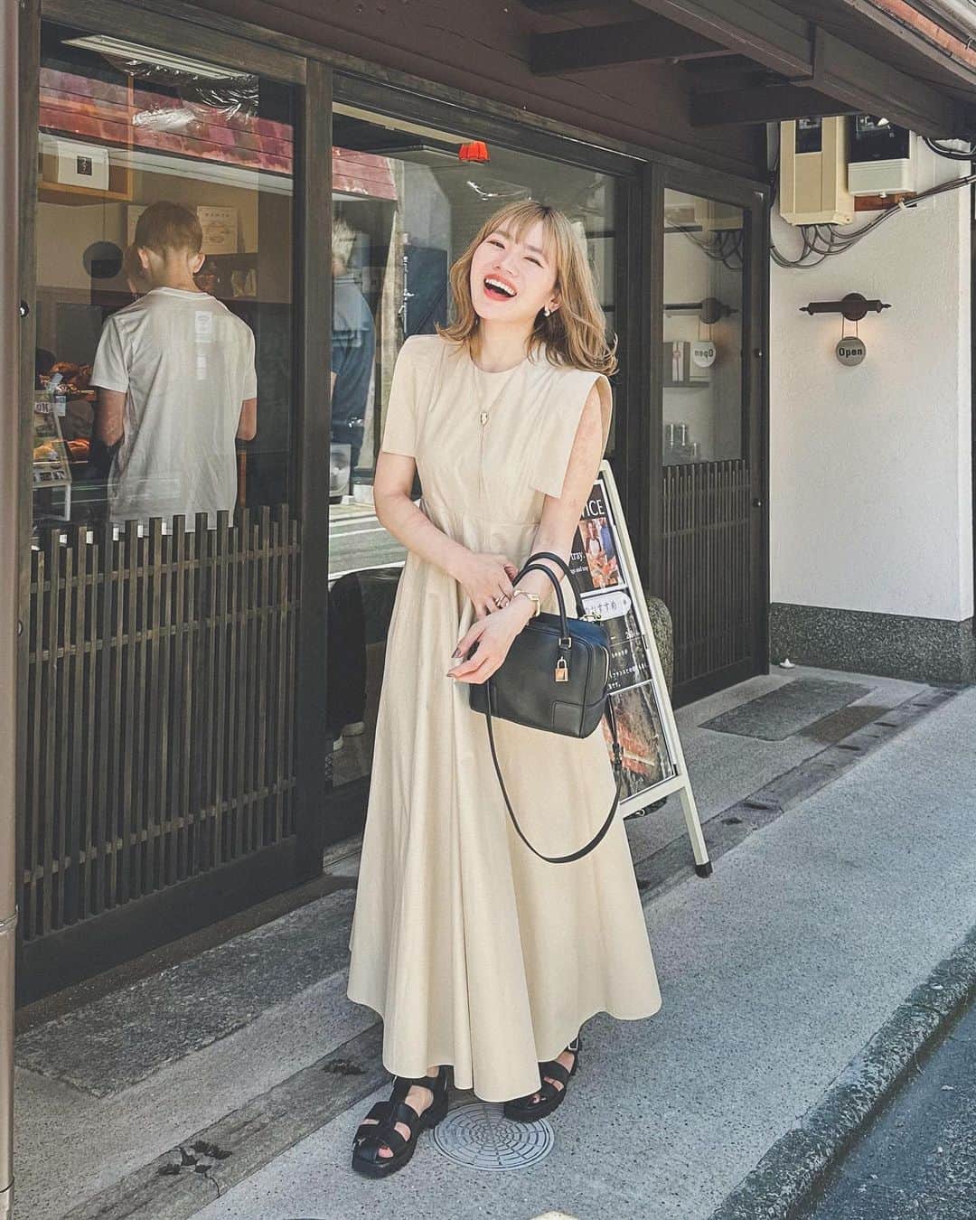 かほこ。のインスタグラム：「ㅤㅤㅤㅤㅤㅤㅤㅤㅤㅤㅤㅤㅤ ㅤㅤㅤㅤㅤㅤㅤㅤㅤㅤㅤㅤㅤ dress : #clane bag : #loewe necklace : #beautyandyouth sandals : #adametrope ㅤㅤㅤㅤㅤㅤㅤㅤㅤㅤㅤㅤㅤ 一目惚れしたワンピース♡ ベージュと黒と永遠悩んで、黒のロングに金髪は強すぎるかなあとベージュにしたけど、あまりにも可愛くて結局黒も購入しました🫰🏻🖤 ㅤㅤㅤㅤㅤㅤㅤㅤㅤㅤㅤㅤㅤ わたしは二の腕がとにかくたくましいのだけど💪🏻 このスクエアスリーブが気になる二の腕をカバーしてくれるので最高すぎる❤️‍🔥 ㅤㅤㅤㅤㅤㅤㅤㅤㅤㅤㅤㅤㅤ たぶん1個前に投稿したリールの方が動きとかわかりやすいかな？とは思いますが、たくさん撮ってもらったので写真も📸 ㅤㅤㅤㅤㅤㅤㅤㅤㅤㅤㅤㅤㅤ やっぱり可愛いお洋服着ると気分が上がるし、お洋服に携わる仕事がしたい！という気持ちが日に日に強まってます❣️ ㅤㅤㅤㅤㅤㅤㅤㅤㅤㅤㅤㅤㅤ #kaho_fashion」
