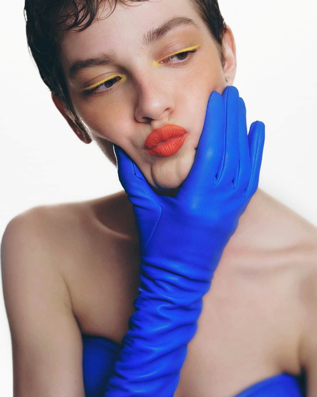 Lancôme Officialさんのインスタグラム写真 - (Lancôme OfficialInstagram)「@lisaeldridgemakeup plays with electric eyeliners and bright lips for @harpersbazaares in this striking Lancôme makeup look.  Photography: @javier_biosca Styling: @crissterron Makeup: @lisaeldridgemakeup #Lancome #LisaEldridge #HarpersBazaar #makeup」6月19日 20時59分 - lancomeofficial