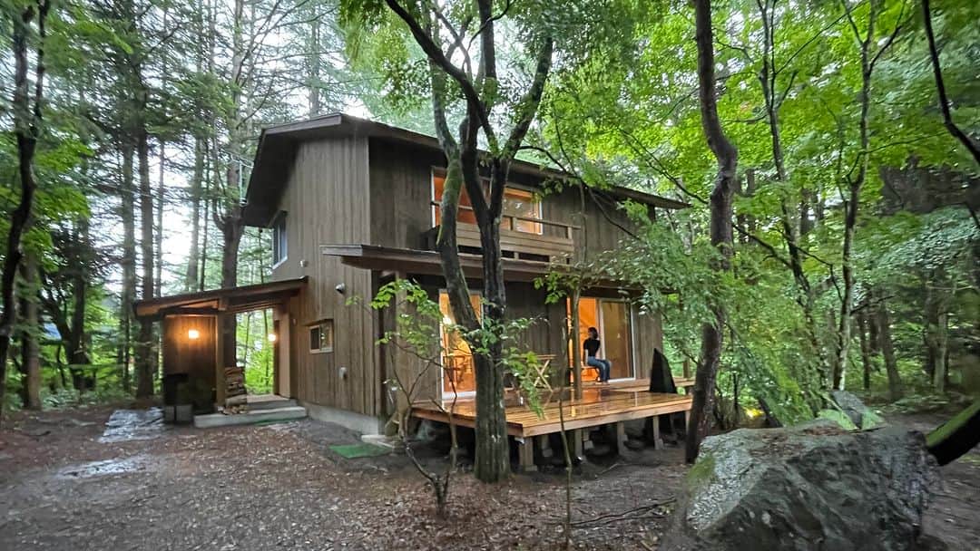 美し信州建設さんのインスタグラム写真 - (美し信州建設Instagram)「雨粒に洗われた新緑が 木の家を美しく囲む 清々しい そんな家  --------------------- ▼最新のイベント情報や家づくりの事例は @utukusinshuu のURLからご覧いただけます。 TEL 0268−27−6667 --------------------- ◇美し信州建設のHPやインスタグラムでは#注文住宅 の魅力を発信中！ 信州への移住をご検討の方のサポートも行っております。 木曽檜をはじめとした県産材の遠山杉、信州唐松・赤松などを使い、腕のよい職人さんと心を込めた住まいをつくっています。地域で愛され半世紀。安心と快適の本物の住まいをお届けします。  #外観 #伊礼智 #i-works #軽井沢 #木の家 #自由設計 #注文住宅 #上田市 #美し信州 #美し信州建設 #ライフスタイル #長野県 #建築家 #田舎暮らし #建築士とつくる家 #建築士と建てる家 #丁寧な暮らし」6月19日 21時00分 - utukusinshuu