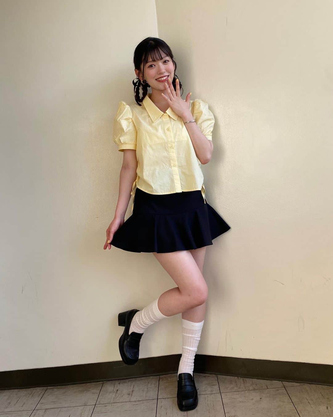 鈴木楓恋のインスタグラム：「しもドンお衣装💛  今月は黄色のトップスが主役の可愛らしいお衣装~ パフスリーブの袖とサイドがクシュッって絞れる(これなんていうの)はじめて出会ったタイプのブラウスさん💫  サイドの絞り具合いでは、かっこよくも着れそうなので違うコーデも楽しめそう！  そんなトップスを引き立てつつ締めてくれる黒のスカートは後ろに大きなリボンがついててヘアアクセのリボンとお揃い！  ヘアアレンジも含めてどこかレトロさもある可愛らしいガーリーなコーデは私のどタイプでした🎖  来月はどんなお衣装かな🤭   #しもドン」