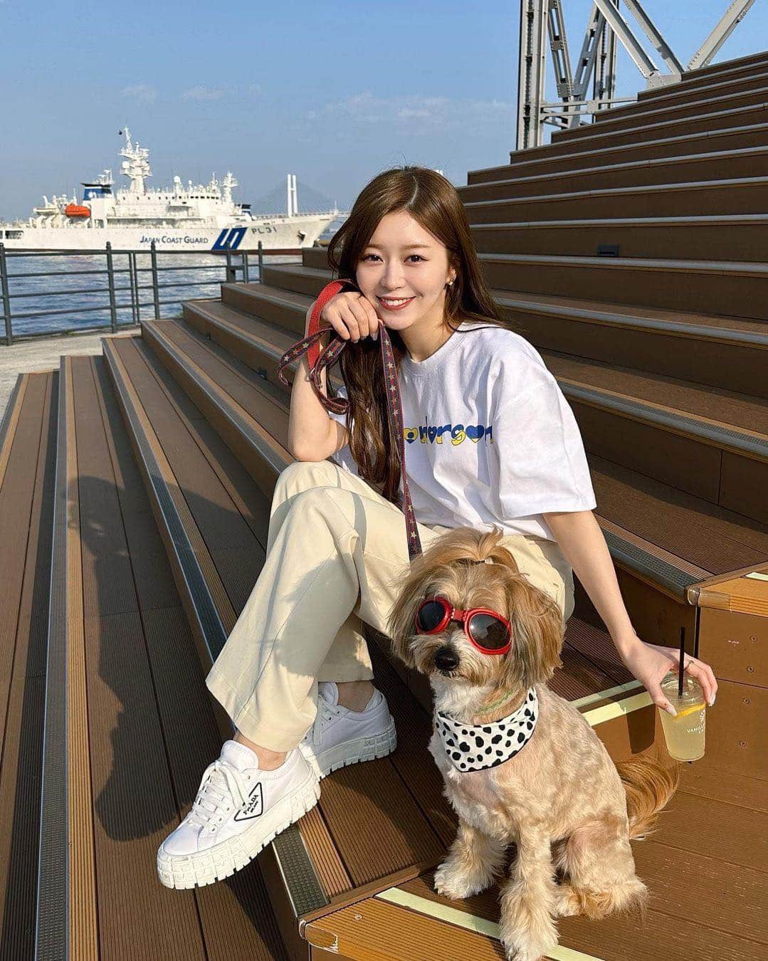 美女naviさんのインスタグラム写真 - (美女naviInstagram)「【美女navi ☻*】お散歩日和🐶 * * 今回ご紹介させていただく方は❤️ 石崎日梨 さん ▶️▷ @ishizaki_hina0123  * * # Repost . . Tシャツ日和でした〜🫠☀️ お散歩体験してきたよ🐶 親友のおうちの子🐶 . . 石崎日梨 さん のアカウントには 他にも素敵な投稿が(*´﹀`) ぜひ覗いてみてくださいね🧡  * * * 美女navi掲載希望の方は⇒ @bijo_navi ❤️と # 美女navi 、# 美女ナビ タグ付け * 10代限定姉妹アカウント 美少女navi掲載希望の方は⇒ @bishojo_navi 💛と # ビショウジョナビ タグ付け * お願いします✨✨ * * 次回もお楽しみに...😍 * * #ペットがいる暮らし #犬好き #お散歩日和 #お散歩コーデ  #ストレートヘア #ロングヘア #さらさらヘアー #アイメイク #ヘアケア #スタイル抜群 #モデル体型 #tシャツコーデ #カジュアルファッション #休日の過ごし方 #女子力アップ #女子力向上 #ナチュラルメイク #美意識 #美意識向上 #シンプルコーデ」6月19日 21時00分 - bijo_navi