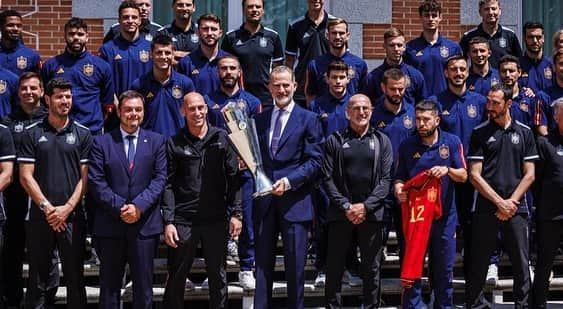 サッカー スペイン代表チームさんのインスタグラム写真 - (サッカー スペイン代表チームInstagram)「🏆El Rey recibe en Zarzuela a los campeones de la #NationsLeague  ➡️ La expedición ha estado encabezada por el presidente de la @RFEF, Luis Rubiales.  #VamosEspaña | #CampeonesNations」6月19日 21時01分 - sefutbol