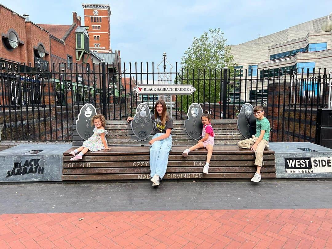 ギーザー・バトラーのインスタグラム：「The new generation of Butlers [my grandkids] on the Black Sabbath bench!! #isadora #lina #pippa #guy #birmingham #england」