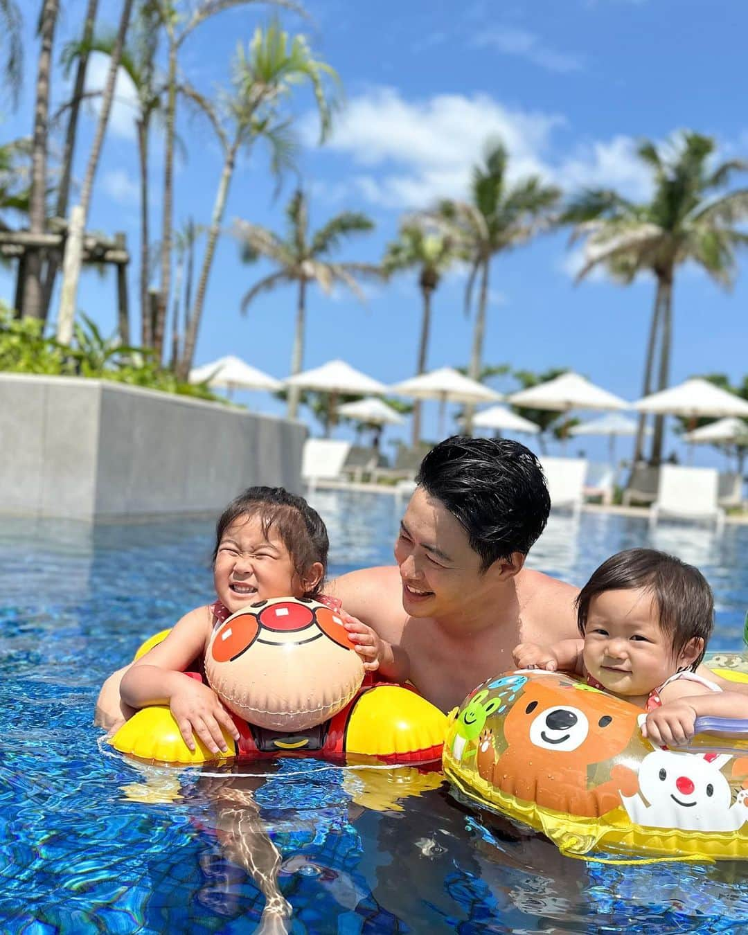 三浦あくりのインスタグラム：「father's day👨👔 父の日はお互いの両親と 家族みんなで大好きなご飯屋さんへ♡ . 娘からパパにはサプライズの プレゼントを🥰🤍🤍🤍 とーっても似顔絵が似てて いつの間にこんなに絵が上手になったんだろうと驚いた😳 . いつでも優しくあったかく見守ってくれる父と、我が子のように可愛がってくれるお義父さんと 何よりも家族、子供達最優先でいてくれる強くて優しいパパくん いつも本当に感謝です😌🤍 #父の日」