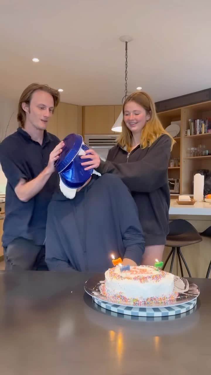 トニー・ホークのインスタグラム：「And the Most Gullible Father award goes to… Thanks (?) to Kady, Keegan, Catherine, Riley, Frances & Superdad @manczero66 for facilitating this sneak attack. Their punishment for the next year will be terrible dad jokes… all day, every day. Enjoy the ride.」