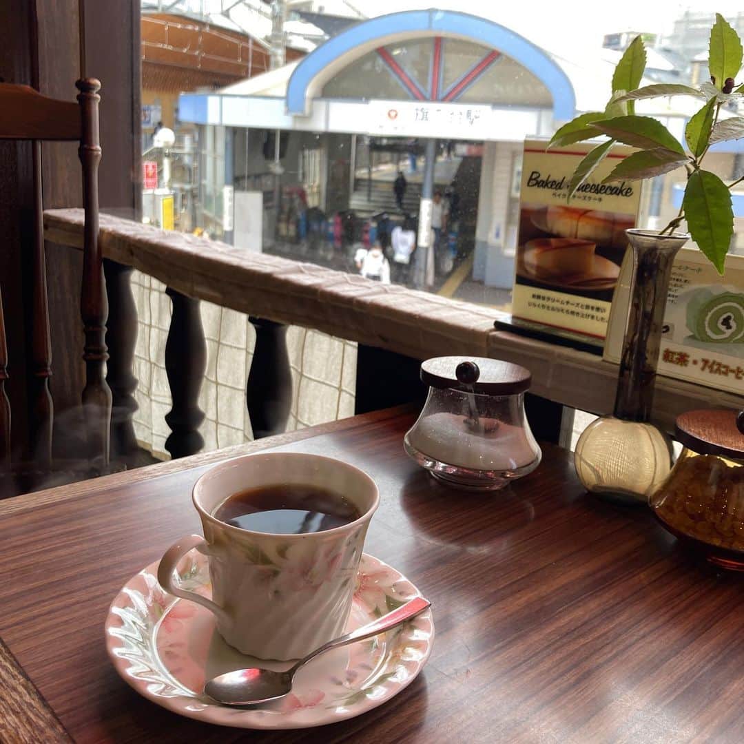 江藤あやさんのインスタグラム写真 - (江藤あやInstagram)「撮影が押してるということで、落ち着く喫茶店でコーヒータイムを楽しんでます。 こんな贅沢な時間も好きです💕 ケーキセット食べようと思ったけど我慢しました（笑）  #旗の台 #喫茶店 #珈琲大好き #撮影あるある」6月19日 12時15分 - ayayakko19