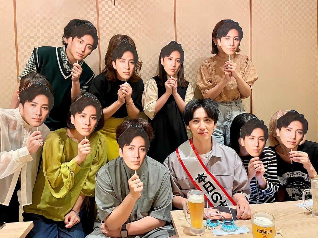 のインスタグラム：「さぁて、ほんもののマコヒトは どれでしょう？  自分に似ている顔のひとは 世の中に3人いるって 科学で証明されてるらしいんだけど @ma.co.jp は こんなにたくさんおるんやね！爆笑！  ➖➖➖  みんなのアイドル笑 マコヒトの誕生日会🎂 サプライズ大成功！ みんな面白すぎる大好きすぎる🤣  まこちゃんのために考えて準備した 事務所のみんなの愛はすごい♡ (私はなんもしてませんが🙏) そして周りがそうしてあげようと思う まこちゃんの人柄が素晴らしいんだ!  みんなとお祝い出来たこと 楽しい時間を過ごせたのは あなたのおかげだよ🥹 ありがとう✨ そしてまこちゃん ほんとおめでとう🍺  #マコヒトの会 #サプライズ」