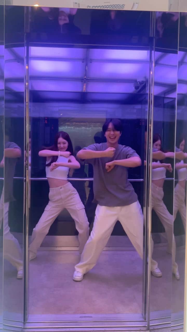 シアのインスタグラム：「이러고 엘베 올라갔다 옴  #르세라핌 #이브프시케그리고푸른수염의아내챌린지」