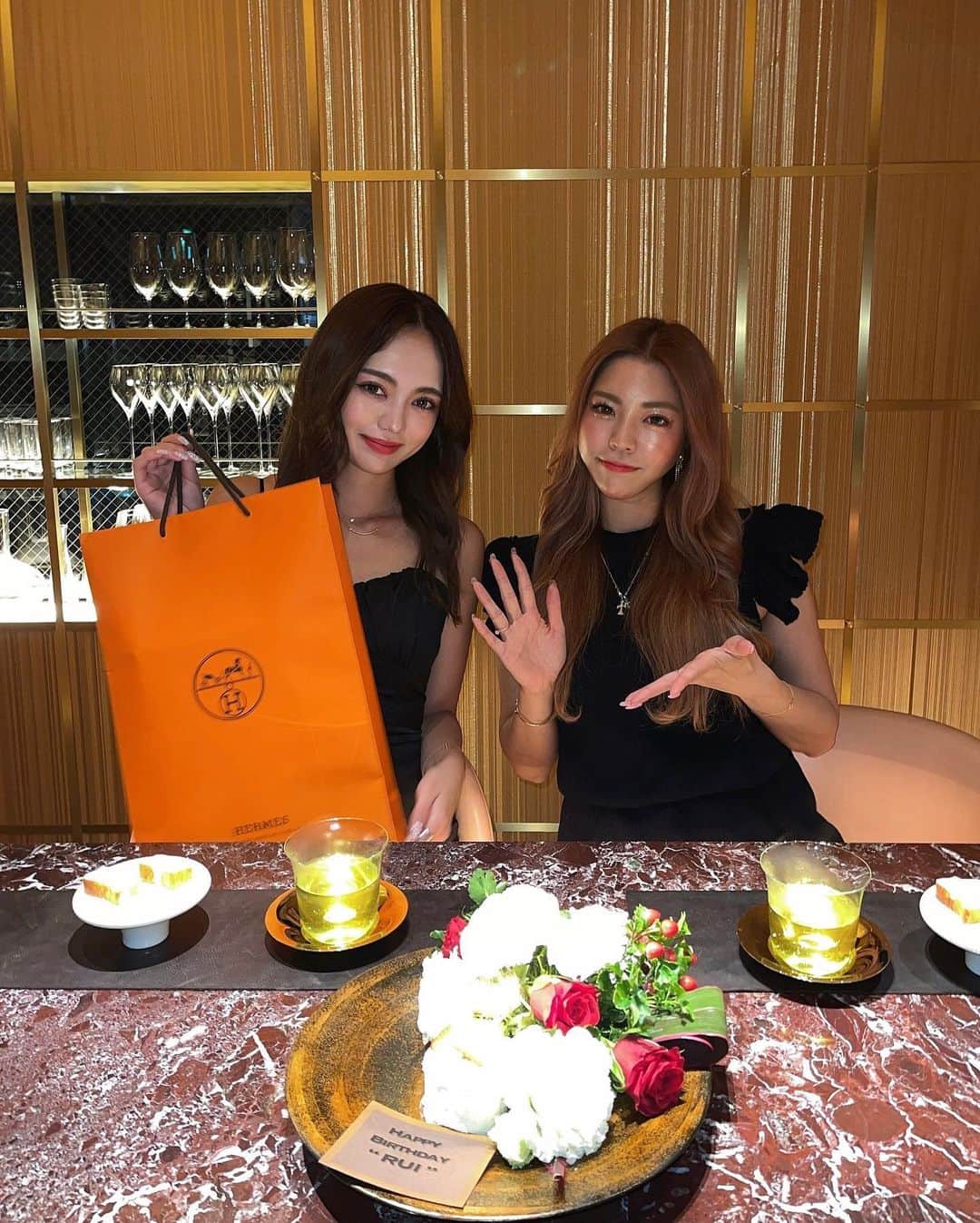 RUI ONUMAさんのインスタグラム写真 - (RUI ONUMAInstagram)「ㅤㅤㅤㅤㅤㅤㅤㅤㅤㅤㅤㅤㅤ あんじゅが誕生日お祝いしてくれた日🥹🧡  盛り盛り豪華すぎてやばみ🥲✨ ごはんもずっと探してくれてたみたいで 最高に素敵な場所連れてってくれた😭  ビル一棟まるごとレストランになってて どの空間もめちゃめちゃ綺麗で✨ 大理石のカウンターでいただく 素材を活かしたお料理はどれも絶品だったあああ🥺幸  ご飯の時にもケーキ出てきて喜んでたら まさかの追いケーキで😂w 今年もeteのケーキまで😂 見た目もタイプすぎるし まあじで美味しすぎて、、、🦋🍇💚  あんじゅとの出会いは 同じ学校地元とか共通の友達が居たとかでは全くなくw 私が渋谷109で働いてるときたまたまあんじゅが ひとりで通りかかってw 一瞬話しただけで仲良くなってそこから今に至るのwww まじすごい出会い方で笑う😂w たまたま遭遇したのに親友になった👭笑笑  プレゼントもまじでありがとおおおお🥹 かわいすぎて早く履きたいけどもったいなくてちきる笑 ずっと大切に履かせてもらいます🥹🧡  いつもありがとおっ これからもよろしくねんんん🫶 ありがとおっらぶ🫶🧡  #誕生日ディナー #西麻布ディナー #西麻布グルメ  #espece #es西麻布 #étéケーキ #fleursdété  #thankyou #😭😭😭 #💖」6月19日 12時20分 - onumaaan