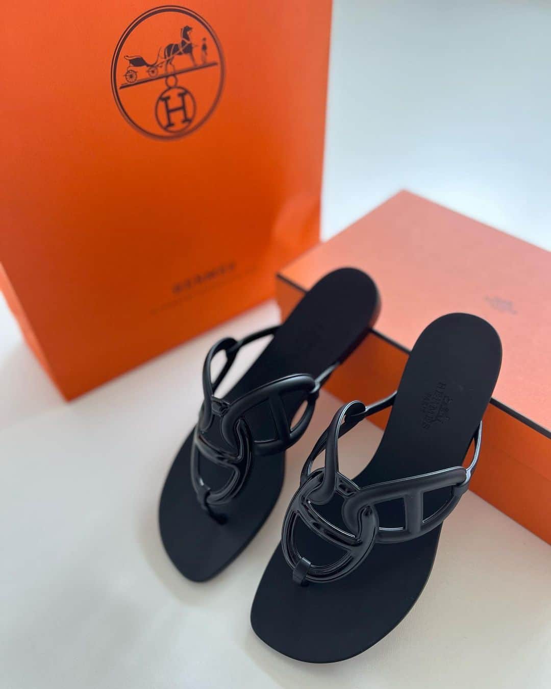 RUI ONUMAさんのインスタグラム写真 - (RUI ONUMAInstagram)「ㅤㅤㅤㅤㅤㅤㅤㅤㅤㅤㅤㅤㅤ あんじゅが誕生日お祝いしてくれた日🥹🧡  盛り盛り豪華すぎてやばみ🥲✨ ごはんもずっと探してくれてたみたいで 最高に素敵な場所連れてってくれた😭  ビル一棟まるごとレストランになってて どの空間もめちゃめちゃ綺麗で✨ 大理石のカウンターでいただく 素材を活かしたお料理はどれも絶品だったあああ🥺幸  ご飯の時にもケーキ出てきて喜んでたら まさかの追いケーキで😂w 今年もeteのケーキまで😂 見た目もタイプすぎるし まあじで美味しすぎて、、、🦋🍇💚  あんじゅとの出会いは 同じ学校地元とか共通の友達が居たとかでは全くなくw 私が渋谷109で働いてるときたまたまあんじゅが ひとりで通りかかってw 一瞬話しただけで仲良くなってそこから今に至るのwww まじすごい出会い方で笑う😂w たまたま遭遇したのに親友になった👭笑笑  プレゼントもまじでありがとおおおお🥹 かわいすぎて早く履きたいけどもったいなくてちきる笑 ずっと大切に履かせてもらいます🥹🧡  いつもありがとおっ これからもよろしくねんんん🫶 ありがとおっらぶ🫶🧡  #誕生日ディナー #西麻布ディナー #西麻布グルメ  #espece #es西麻布 #étéケーキ #fleursdété  #thankyou #😭😭😭 #💖」6月19日 12時20分 - onumaaan