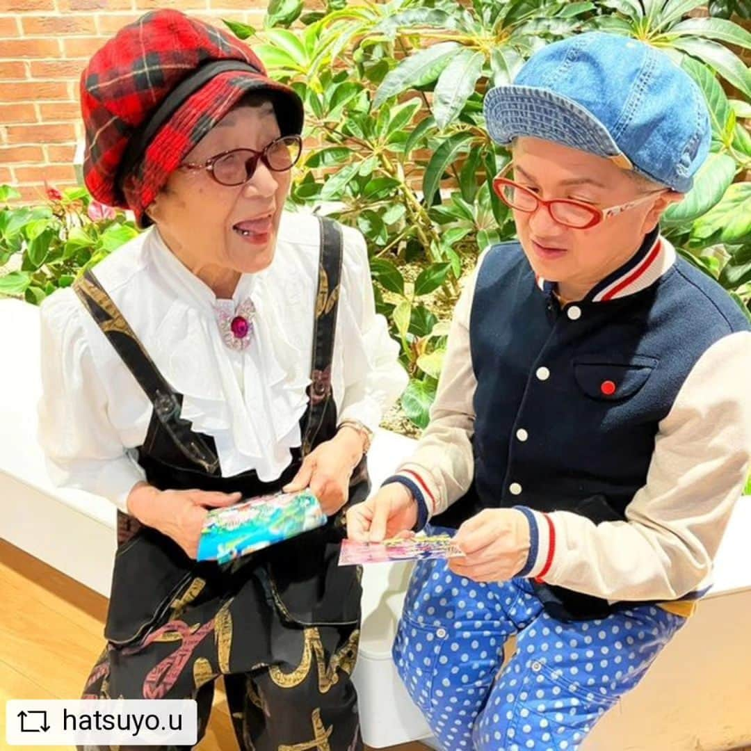 米良美一のインスタグラム：「#REPOST @hatsuyo.u with @get__repost__app ⭐️ 『もののけ姫』でお馴染みの 歌手の米良 美一さんに、絵を絶賛して頂きました！  米良美一さんからのコメント 「HATSUYO（初代）さんの絵は、色彩が生き生きとしていて、突き抜けている感じです。」 「次元が違います！」 「それはまるで、ゴーギャンのようで、もの凄いパワーを感じます！」 「見ているだけで力が湧いて来て、生きるエネルギーを受け取れますよ！」 「ファッションも可愛らしく、まるでイタリア人のようであり、ひょっとしたら、『もののけ姫』なのかもしれませんね（笑）  対談動画も有りますので、YOUTUBEでご覧ください！ https://youtu.be/11-73ra1bS4  ★初の個展は、いよいよ今週日曜日までです。  日時：　6月18日（日）まで。 【HATSUYO（初代）本人が、会場に顔を出します。】  場所：　内藤額縁店　2階ギャラリー 福岡県大牟田市浄真町53 電話　0944-56-9284 アクセス：鹿児島本線　大牟田駅から車で4分 駐車場：あり 営業時間：午前10時から午後5時まで 料金：入場無料です。　  皆様のお越しをお待ちしております。  #hatsuyo #HATSUYO #初代 #米良美一 #もののけ姫 #画家 #遅咲き #サボテン #サボテンの花 #サボテン🌵 #サボテンの花が咲いた #サボテンの絵 #キャンプファイヤー #キャンプファイヤークラウドファンディング #クラウドファンディング #クラウドファンディング挑戦中 #大牟田 #内藤額縁店 #repostandroid #repostw10」