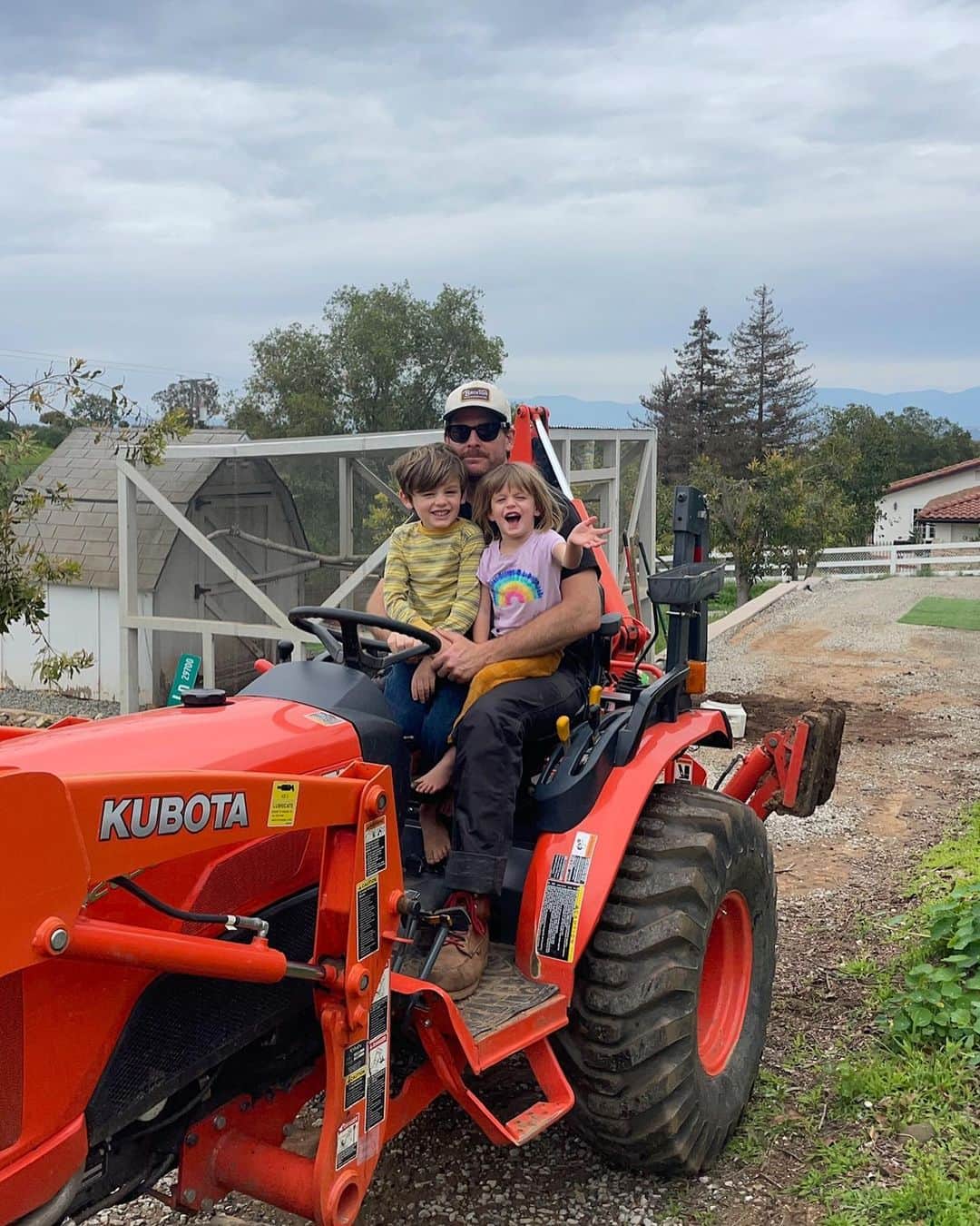 レイア・ゴールドクールのインスタグラム：「I love you, I love raising these babies (& Ziggy) with you, I love watching you teach Millie and Felix new things, I love the life we are building. 5 years of parenting together has flown by! 5 years of fun and adventure as a family, that just keeps growing! Without you things would be very dull around here. We are all so lucky to call you dada!!! 🥰」