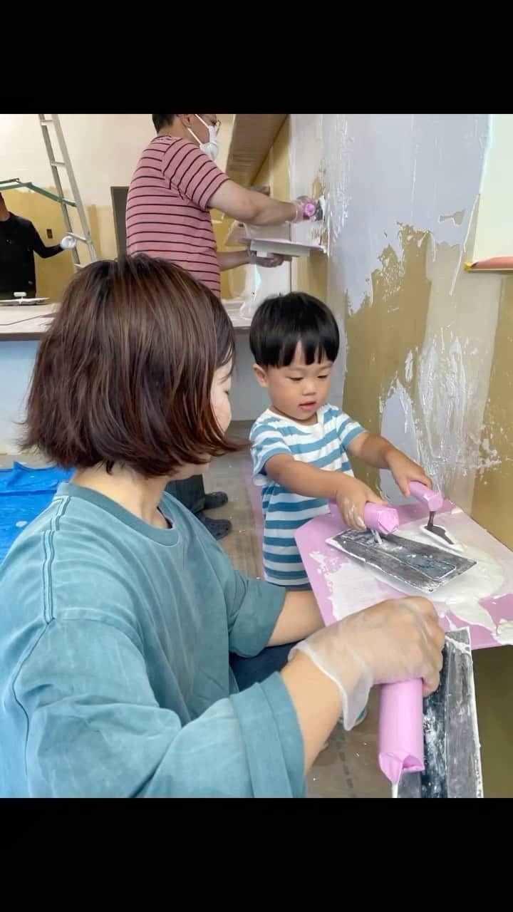 ソラマド香川のインスタグラム：「ソラマドの漆喰『ソラコッタ』で壁塗り大会をしました！ 真っ白な壁はより一層空間を明るく見せてくれます。 来月完成見学会です。お楽しみに！！ staff:eguchi  ---------------------------------------  もっと施工事例を見たい方はこちら  #ソラマド香川  ---------------------------------------  #ソラコッタ #壁塗り #soramado #ソラマド #ソラマドの家 #ソラマドキッチン #コの字キッチン  #外観 #外観デザイン #kitchen #キッチン #キッチンインテリア #センコー産業 #施工例 #施工事例 #香川県 #高松市 #高松」