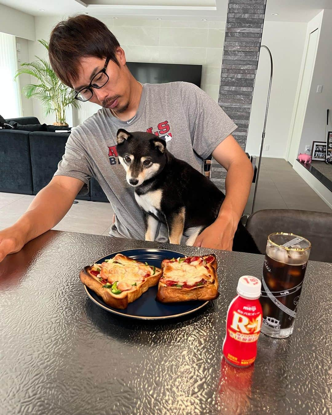 上田剛史さんのインスタグラム写真 - (上田剛史Instagram)「引退後も栄養補給の為に朝食には必ずR-1。 僕の身体作りに役立てています👍  #r1  #朝食 #身体作り #上田剛史」6月19日 12時25分 - tsuyoshi50