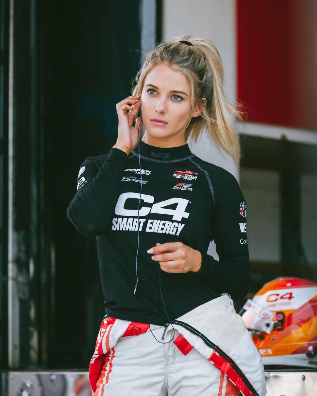 Lindsay Brewerのインスタグラム：「Race weekend at Road America complete!🇺🇸 I struggled a bit in quali, but made up some good positions to end up p12 and p13 in the races! Super happy with our pace this weekend, and had a blast driving at such an iconic track! 🏁🤩 thank you @c4energy @cognizinciticoline @exclusiveautosport」