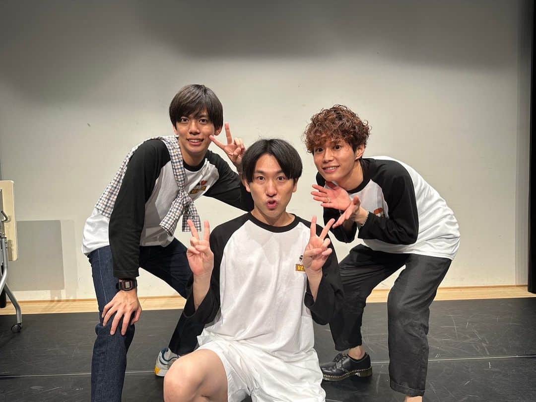 のインスタグラム：「KEN2RIO VOL.2 DANGEROUS TO MIX !  イベント終了しました。 ご来場くださった皆様 応援してくださった皆様 ありがとうございました！  寸劇も、ゲームも、 皆様からの質問も 全体を通して、お客様と一緒に楽しい時間を過ごす事が出来ました！  少し、長くなると思いますが お付き合いくださいませ。  VOL.1の打ち上げの時、 同い年のマネージャーさんから「次もやったらいいやん」って言ってもらえてすぐに りおと次の企画を考え始めました。楽しかったな、準備期間。あれやりたいこれやりたい。次は大塚さんを呼びたい。 やりたい事が叶わなかった部分もあったし 少しスパンが短かったかな？なんておもったりもしたけど 間違いじゃなかったと昨日確信しました。  イベント生というのは 普段の舞台の公演とは違って 役じゃない、ありのままの自分たちの姿で、支えて下さる皆様とお会いできる大切な時間だと考えていて。 お芝居の時と同じように、またそれを上回れるように、という熱量を持って取り組むようにしています。  約90分間だけでも 日頃の色んな事を全部忘れて ただ笑顔で楽しんでもらえるようなイベントを目指しました。  VOL.2での僕の目標というか 役割というかTODOリストみたいなものもたくさんありましてどれだけ出来たかはわからないけれど、 なにより璃生の成長をすぐ隣で見る事が出来たのが嬉しかったですね。  自ら企画し、行動し、余計なプライドを捨て、好きな事に全力で打ち込む。見事殻を破ってくれました。 バディとして、鼻が高いです。 誇らしさと同時に、羨ましさだったり彼が持つ魅力や個性に嫉妬する自分もいたりして 先輩と後輩の垣根を越えて、ライバルだとも思っています。  きっと不安なことをたくさんあって、色々と相談ものったけど、イベントを終えたりおから、自信が見えました。 きっと大丈夫。もっと自分らしく、どんどん色んな事に挑戦してほしい。 これからもがんばろうね。  りお、ありがとう。  今回のイベントで大塚さんをお招きしたのは、この3人は実  でご一緒したことが大きなきっかけのひとつでした。僕たちを知ってくれている大塚さんなら一緒にこのイベントをよりよいものにして下さるだろうという確信があったからです。  見事にりおの魅力をたくさんひきだしてくださり、成長を促し、とても刺激だったと思います。  僕自身としても 10年前に初めてPatchの現場でお世話になってから、たひたび舞台でご一緒する機会がありした。れみぜやんでは同役のトゥルースリバース、班女では同じ役、同じあの変人私立〇〇役。 役者としての技術やキャリア、センス、人柄、何もかもが天の上のような存在のように感じていた先輩と、同じ現場で、同じ役を演じ、たくさんのことを学んできた中で 11年を経て、少しでも成長した自分でまっすぐぶつかれたらと思っていたので お声がけした次第です。 だから、一緒に出来て本当に嬉しかった。  イベントの相談にも乗ってくださり、3人で打ち上げした時にも、これからのこと、今感じてること、本音をたくさん聞いて下さいました。  大塚さん、ありがとうございます。  驚いたのは りおがみんなと一緒にサプライズを準備していてくれたこと。  母からの手紙は驚きました。 いや、ほんとに。  ここまで続けてきた事 これからの事  どこまでいっても こんな息子を応援してくれる両親に感謝しかありません。  この先どうなるかはわかりませんが  やれるだけ やってみたい。  KEN2RIOのVOL.3 どんな形になるか まだ時間はかかりそうですが  いつか出来ればいいなと思います。  まずは次の「ほこりにまみれろ」  同じく神戸三宮シアターエートーにて。  役者として 表現の道を 自分の可能性と 支えてくれる人たちを信じて 進んで行きます。  長々と読んでくださり ありがとうございました。  #photo #instagood #KEN2RIO #K2R #けんりお #イベント #神戸三宮シアターエートー #役者 #俳優 #竹下健人 #璃生 #大塚宣幸 さん」
