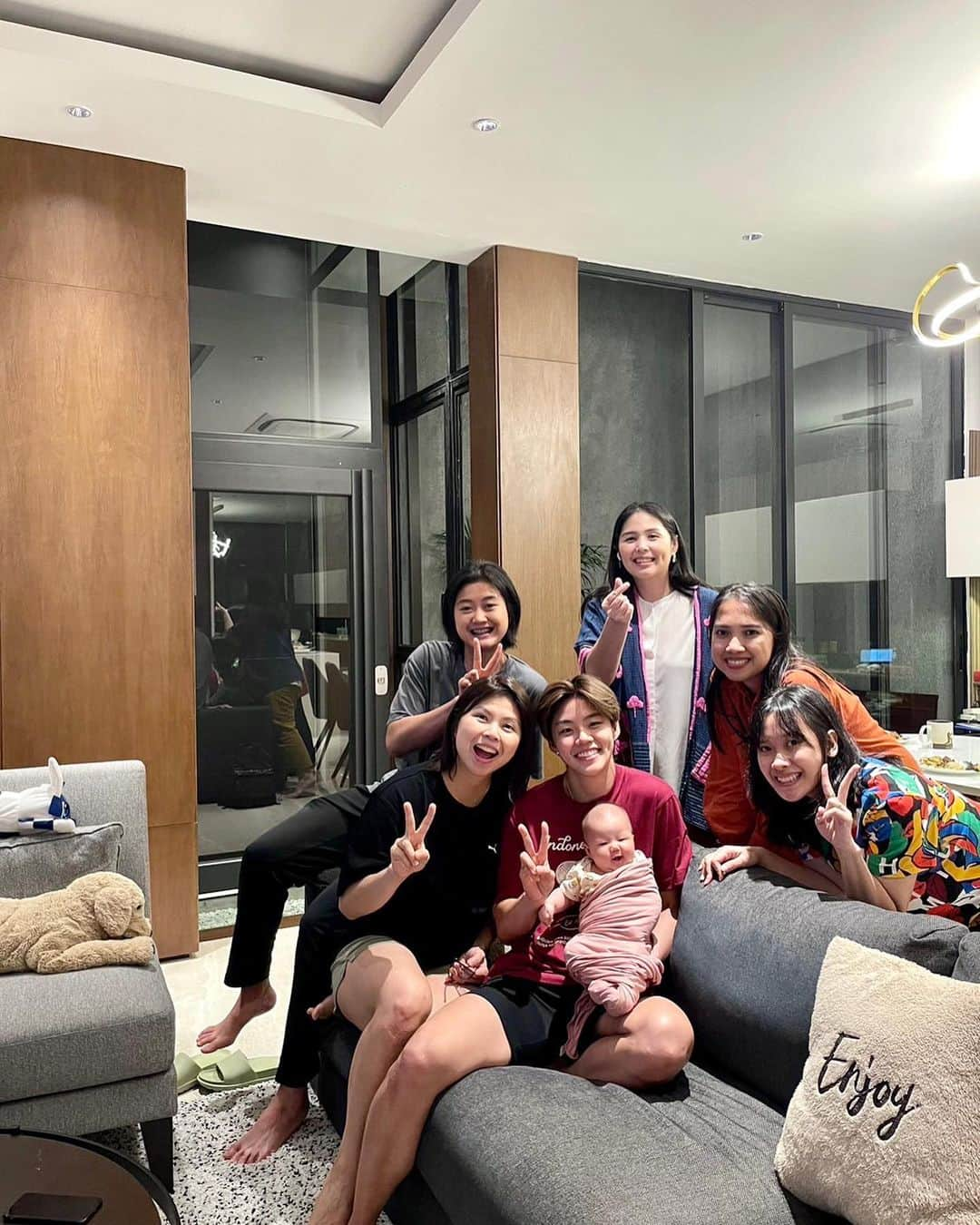 グレイシア・ポリーさんのインスタグラム写真 - (グレイシア・ポリーInstagram)「Thank you aunties-uncles for visiting Jessia in the midst of your tight schedule during Indonesia Open last week. So much love and gifts to Jessia. Appreciate each one of you. 🥹♥️  Safe flight back to your country aunties and uncles. See you again next time!」6月19日 12時27分 - greyspolii