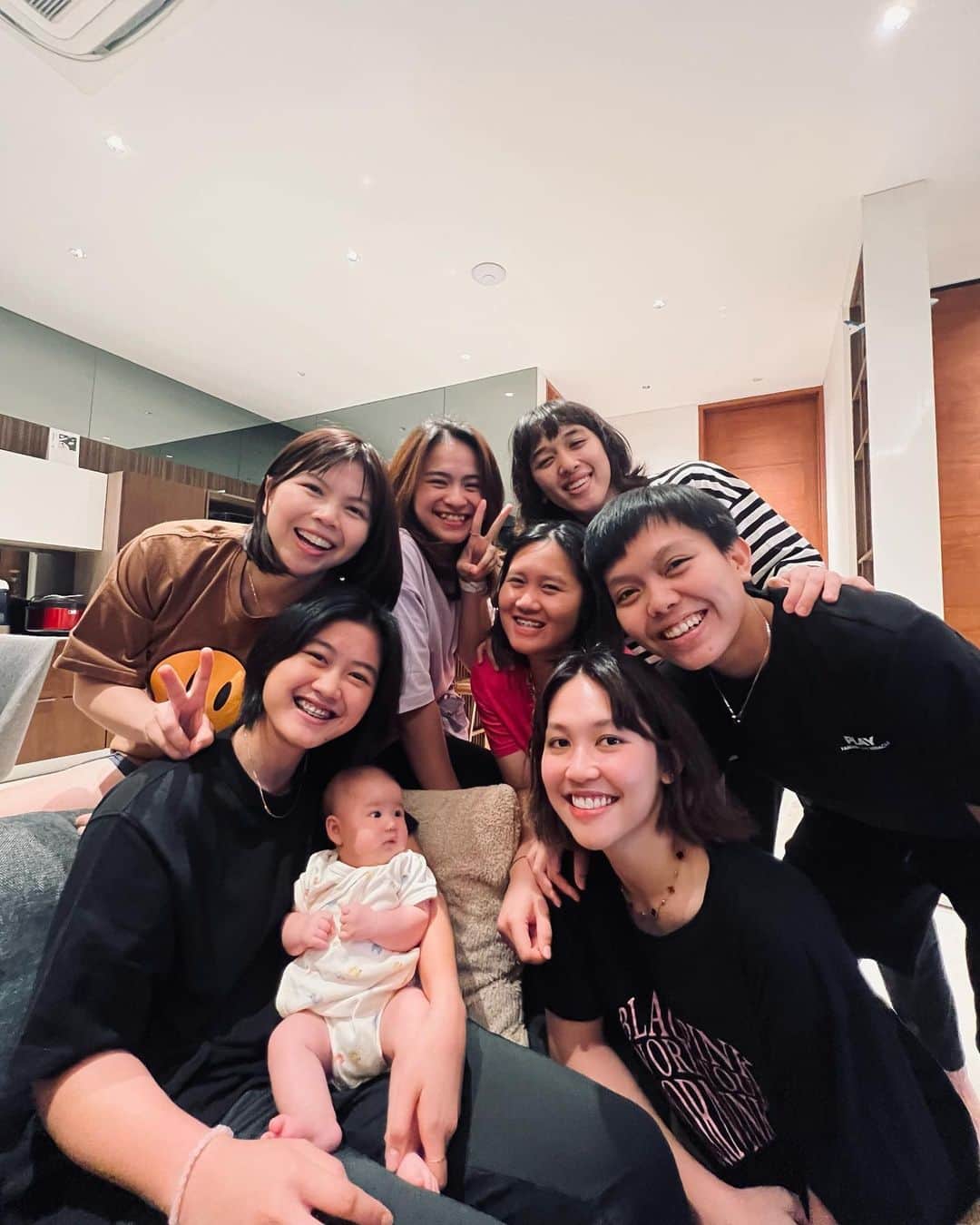 グレイシア・ポリーのインスタグラム：「Thank you aunties-uncles for visiting Jessia in the midst of your tight schedule during Indonesia Open last week. So much love and gifts to Jessia. Appreciate each one of you. 🥹♥️  Safe flight back to your country aunties and uncles. See you again next time!」